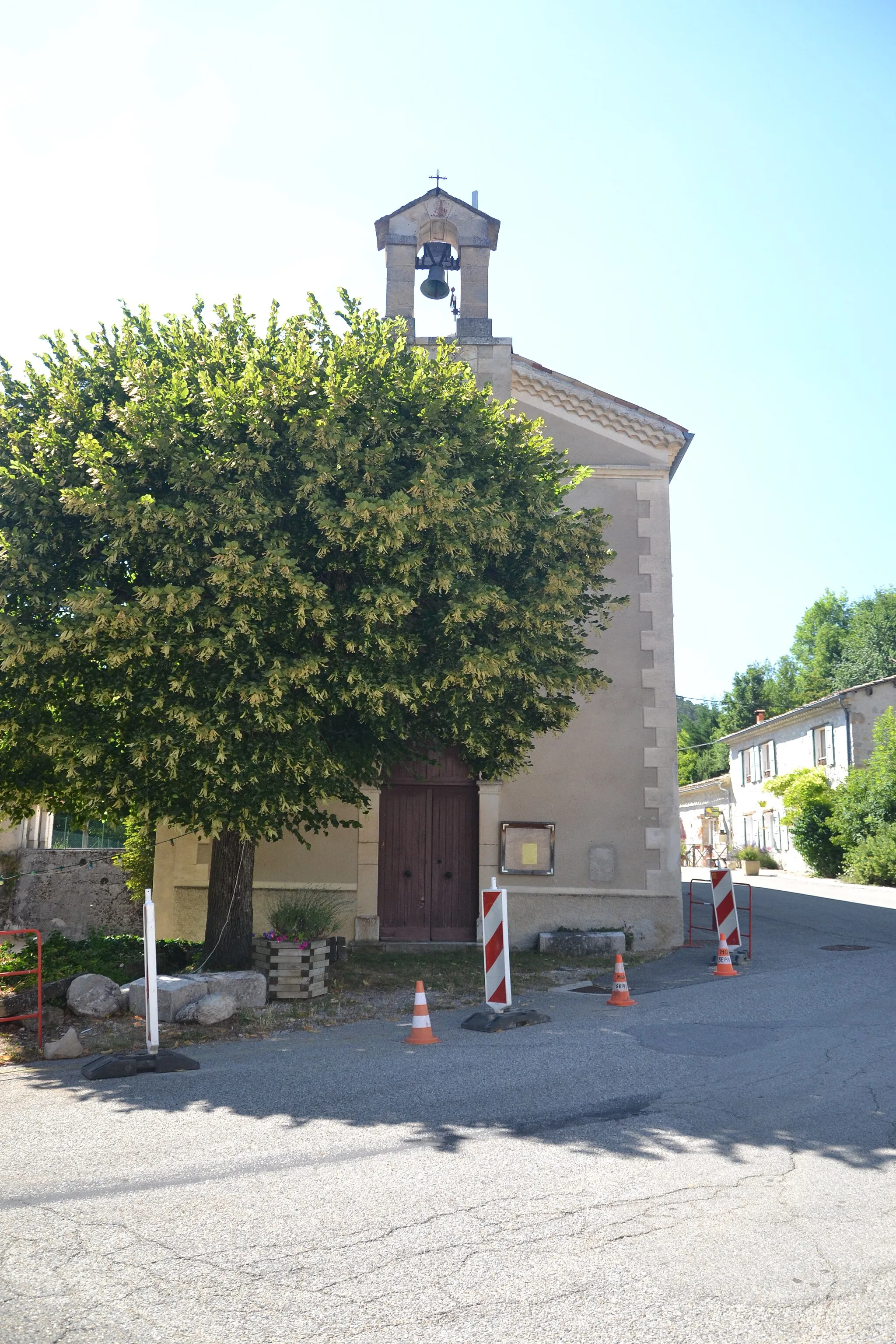 Photo showing: église de Bellegarde en Diois et tilleul