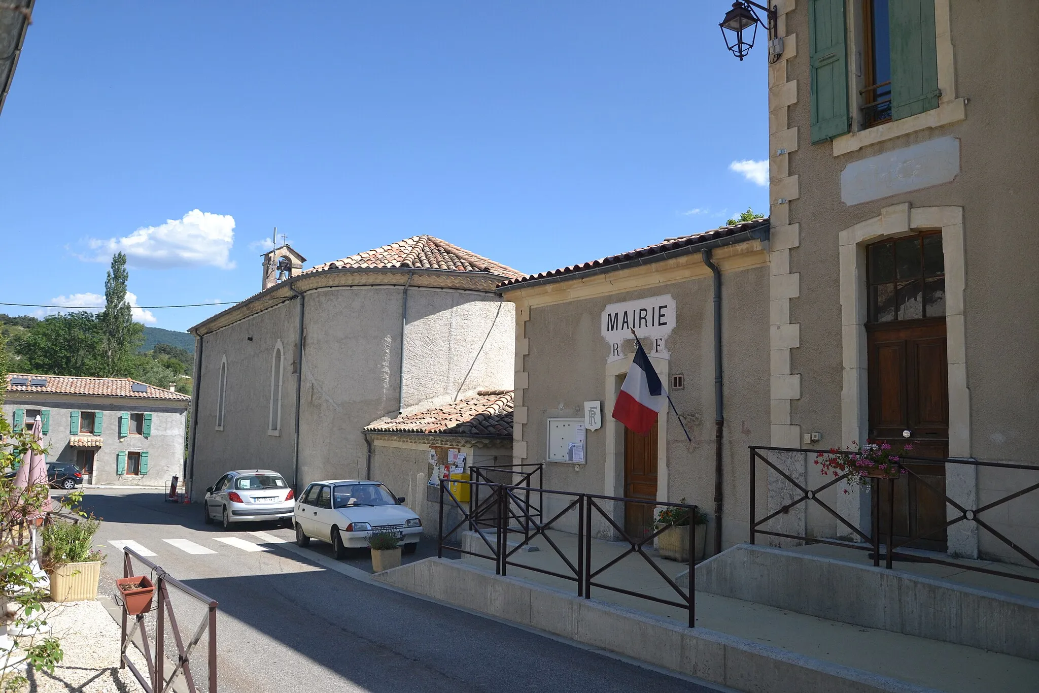 Photo showing: église et mairie de Bellegarde en Diois