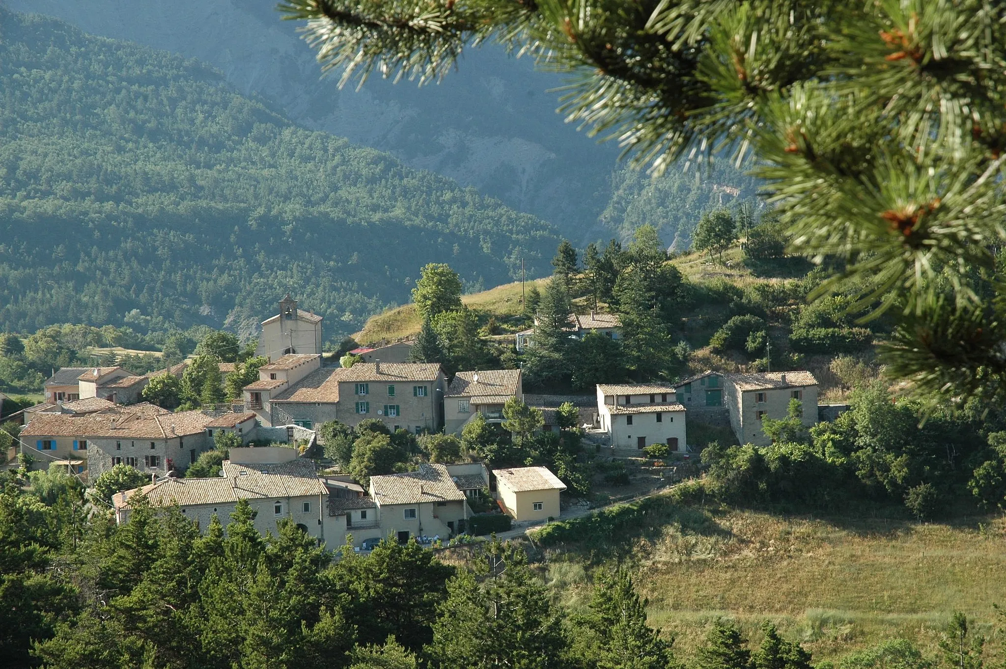 Photo showing: General view of the village of Jonchéres in the Drôme department of France in 2011.