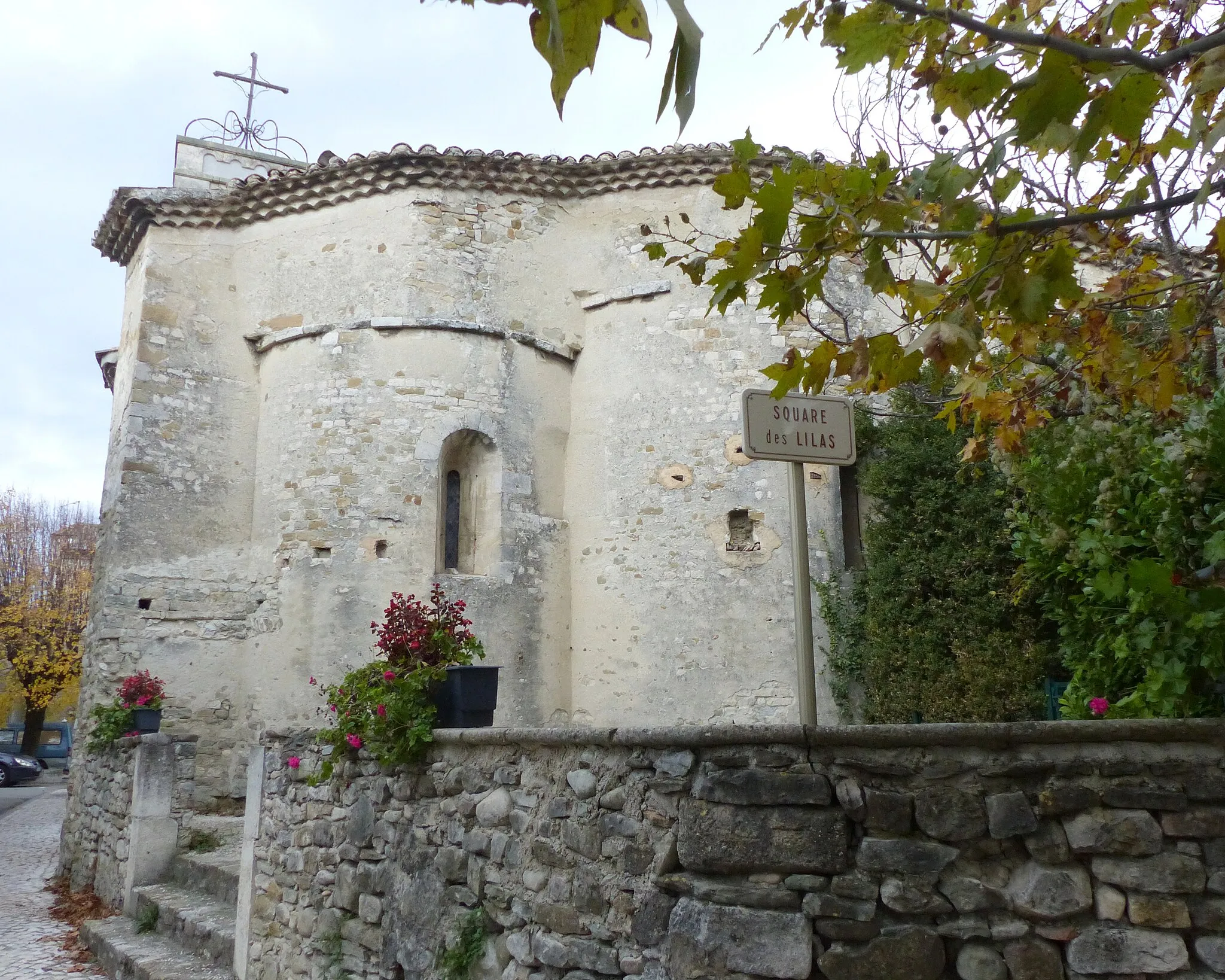 Photo showing: Charols (Drôme, France), dans la plaine des Andrans, église St Jean-Baptiste, extérieur. Commencée au IXe siècle, elle serait une des deux plus anciennes églises du département.