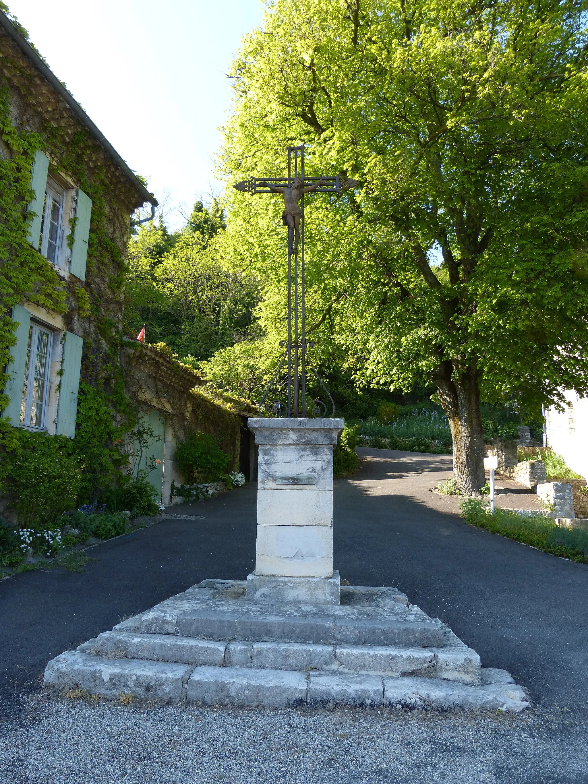 Photo showing: Front view of a wayside cross in the municipality of Savasse.