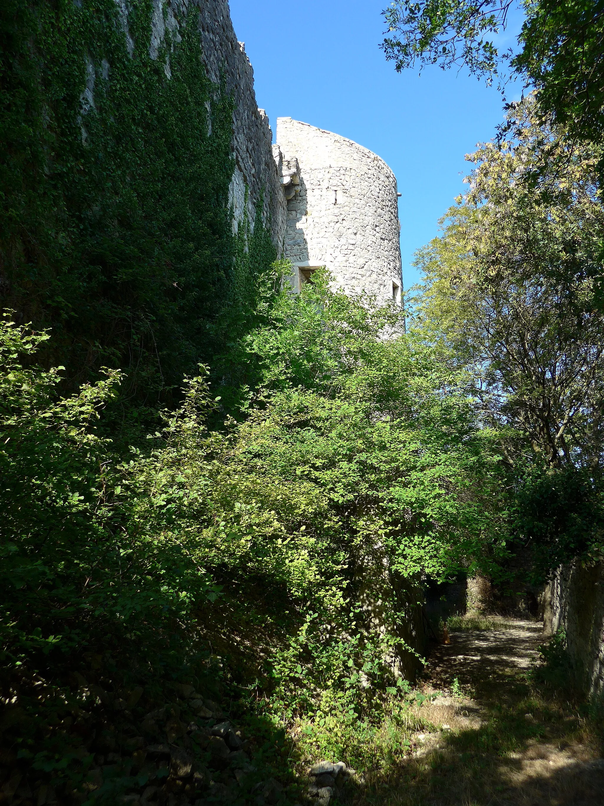 Photo showing: Les Tourettes (Drôme, France), le château, ruines partiellement rénovées.