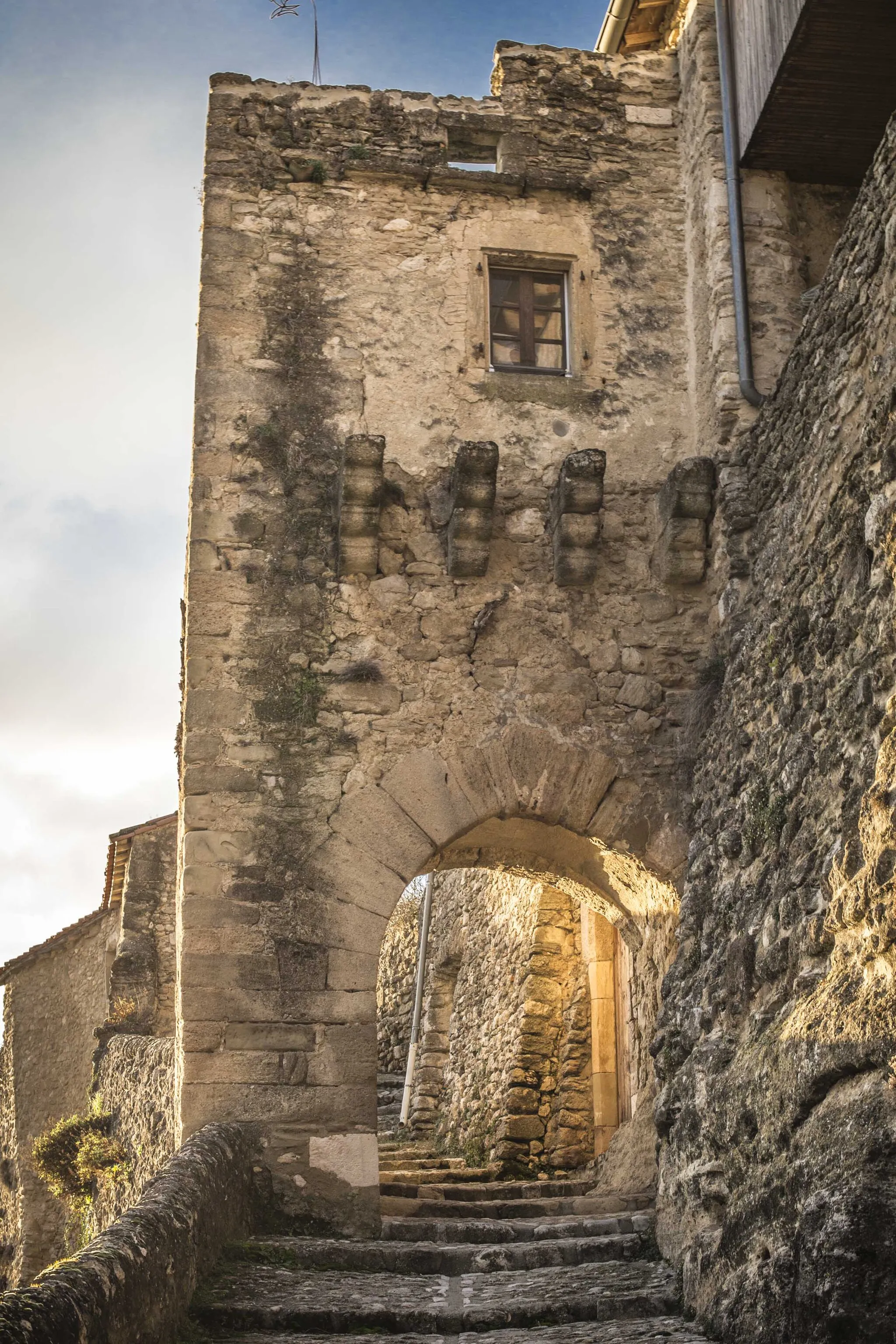 Photo showing: Au sud du village la porte médiévale  surnommée "la porte de France" et sa calade