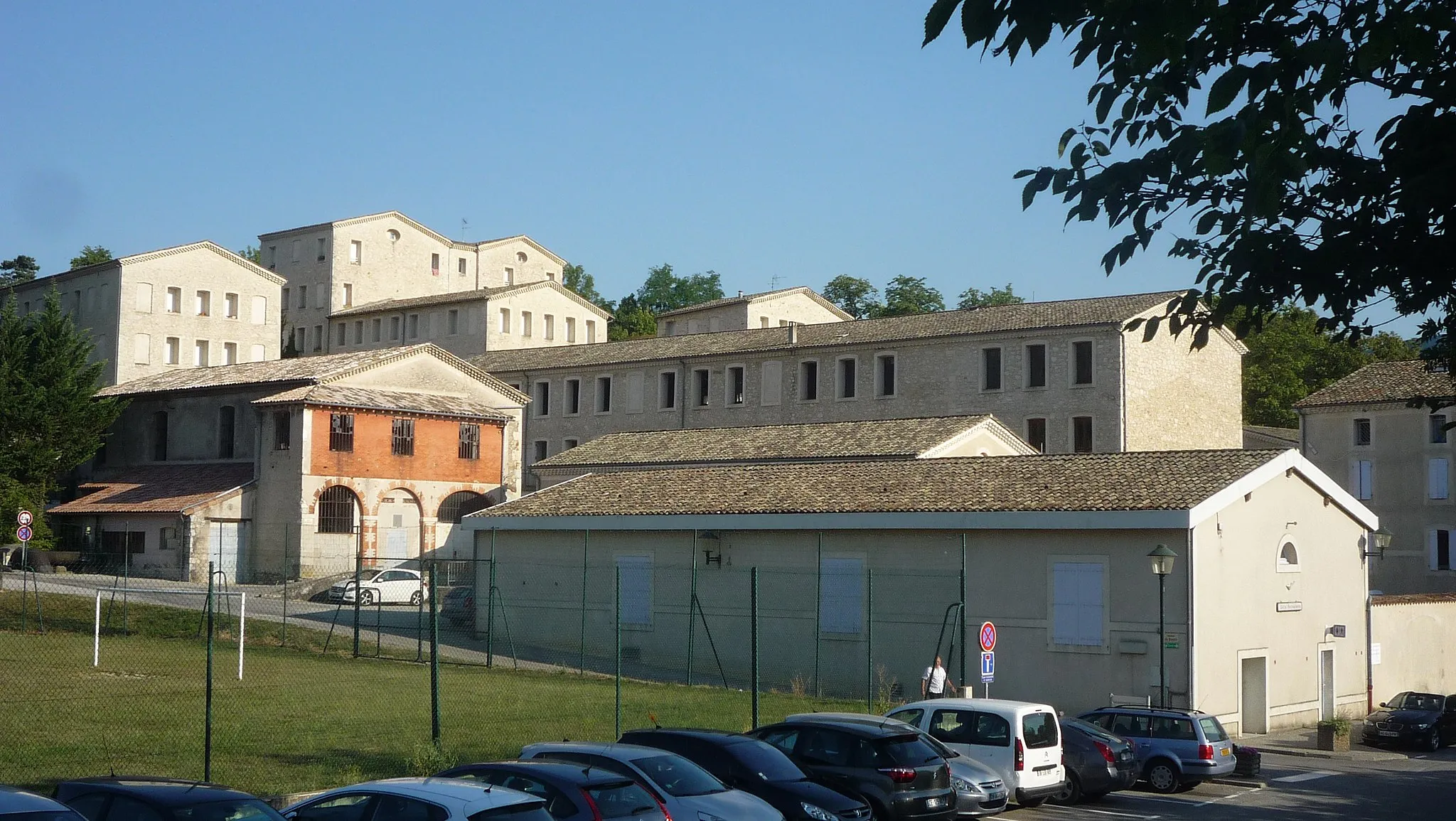 Photo showing: Vue sur les Logement Sociaux de Blacons, avec la Mairie au centre, et la salle communale au premier plan.