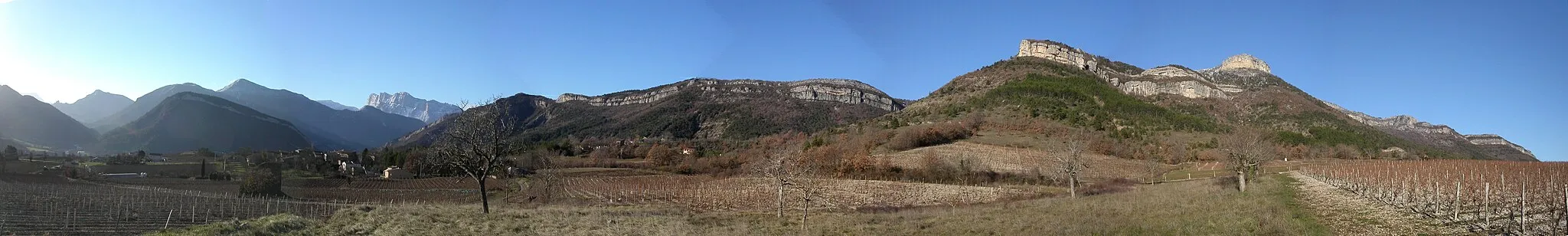 Photo showing: Panorama du Barry depuis les vignes entourant le village de Vercheny (Utilisateur:Donsez).