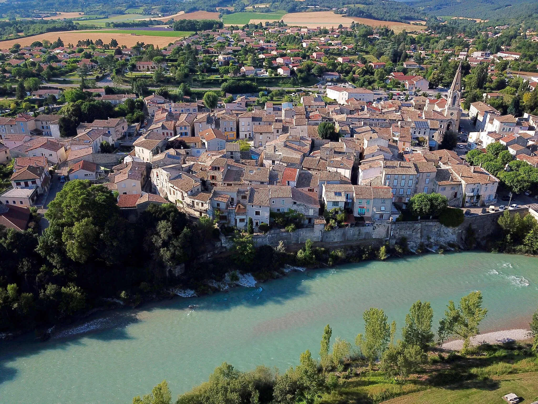 Photo showing: Le village ancien d'Aouste le 20 juin 2018, la rivière Drôme naturellement bleue turquoise