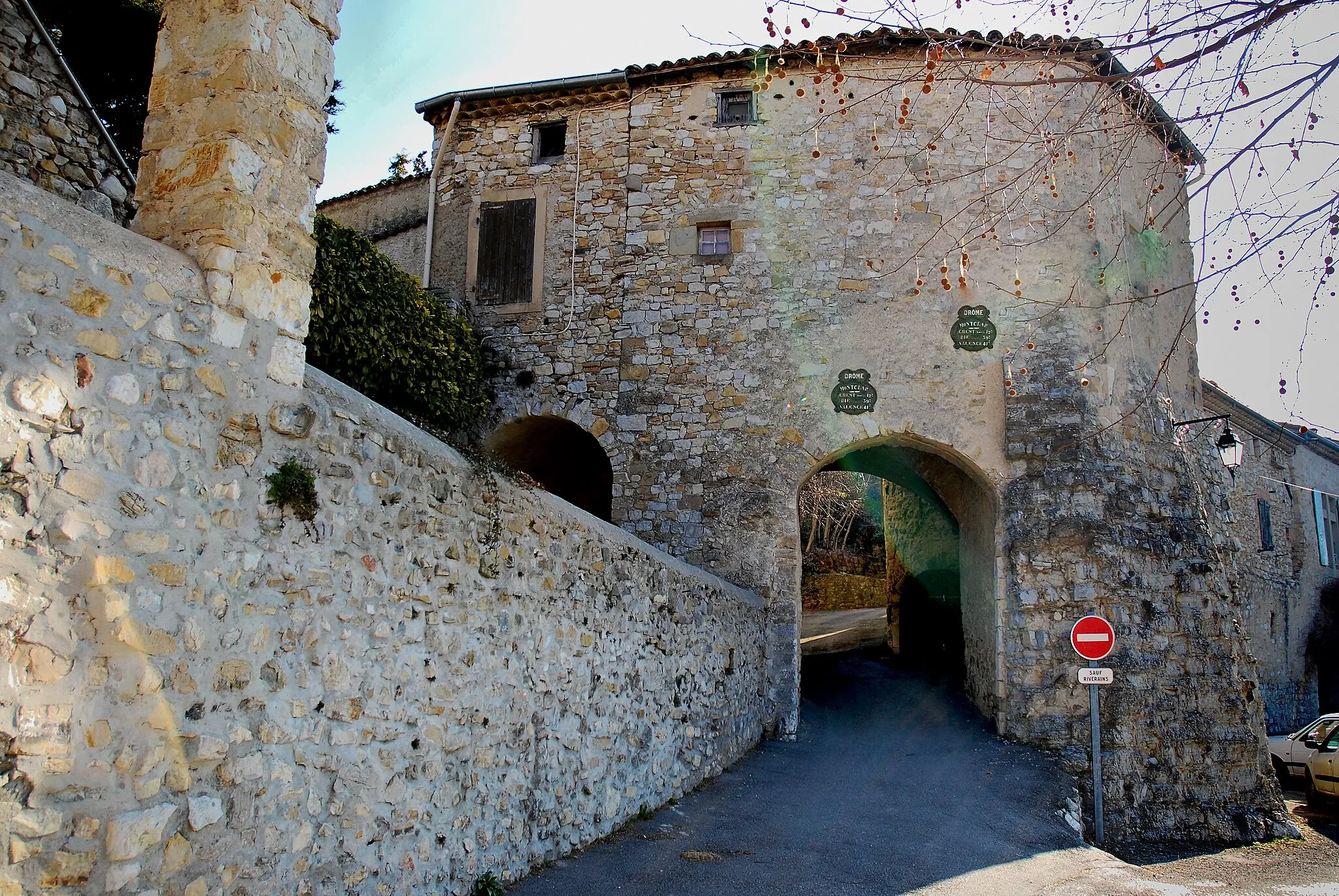 Photo showing: porte d'accès au village