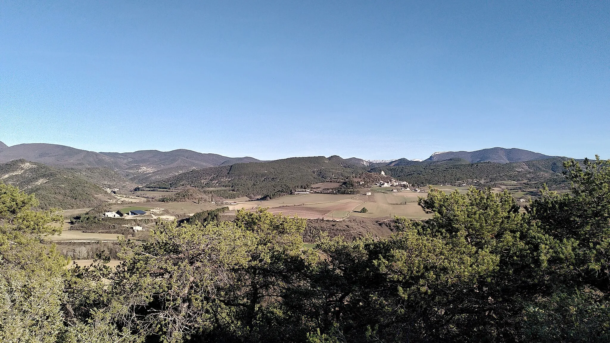 Photo showing: Village de Montclar-sur-Gervanne photographié depuis la crête de Peylong. On peut voir Vaugelas à gauche.