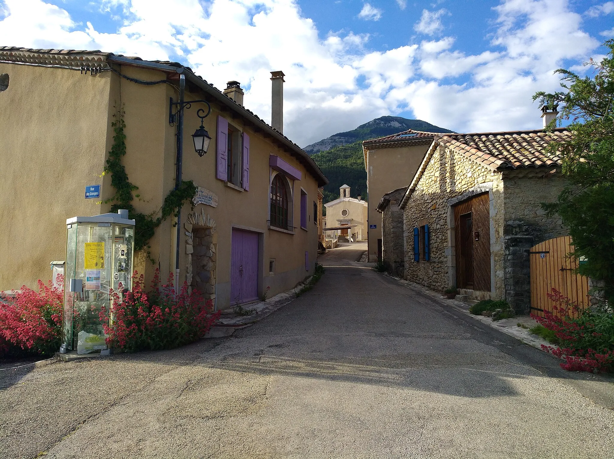 Photo showing: Route du Village, entrée de Marignac-en-Diois par le sud, dans la Drôme.