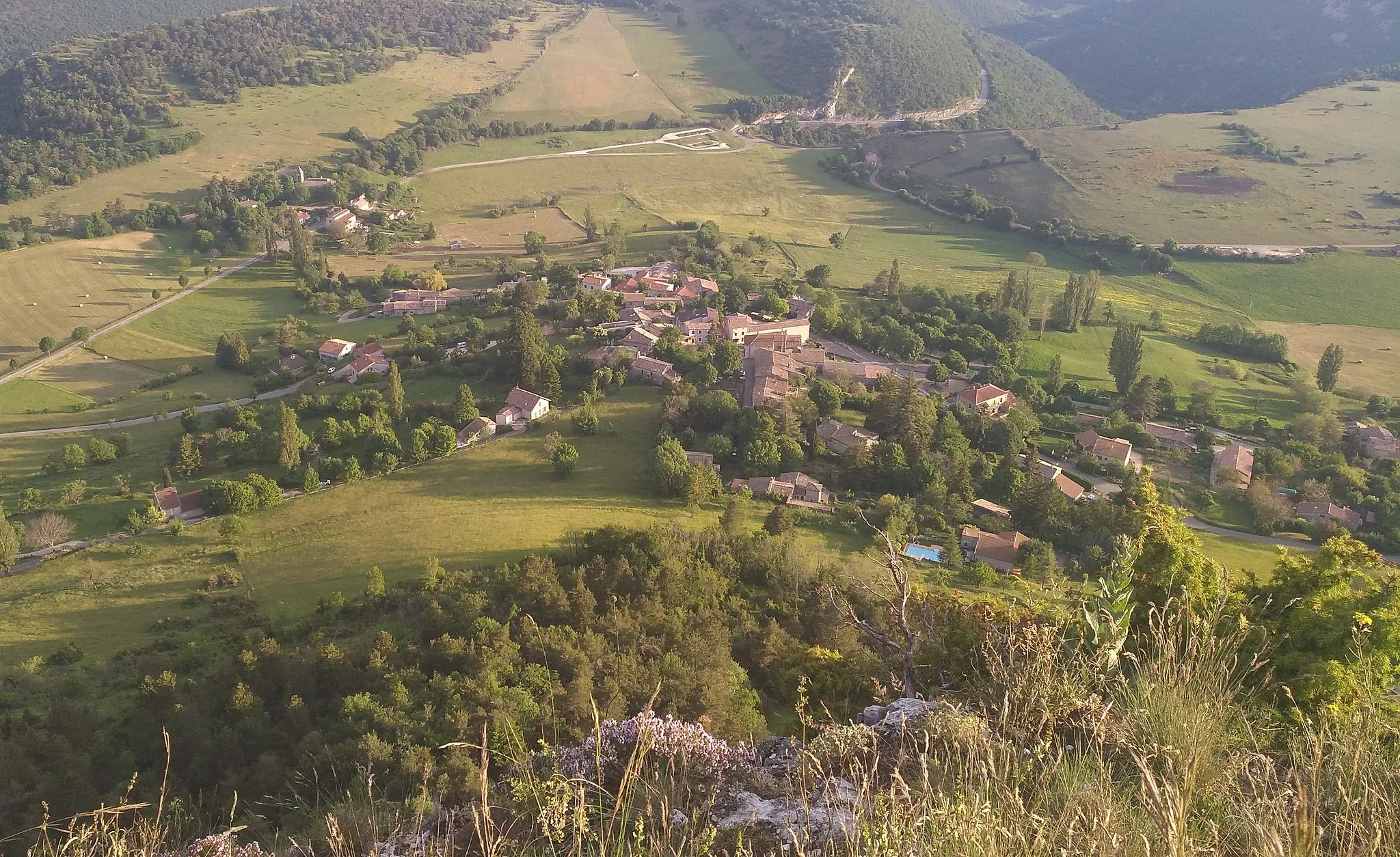 Photo showing: Vue du village de Plan-de-Baix, dans la Drôme (France), depuis le rocher du Vellan.