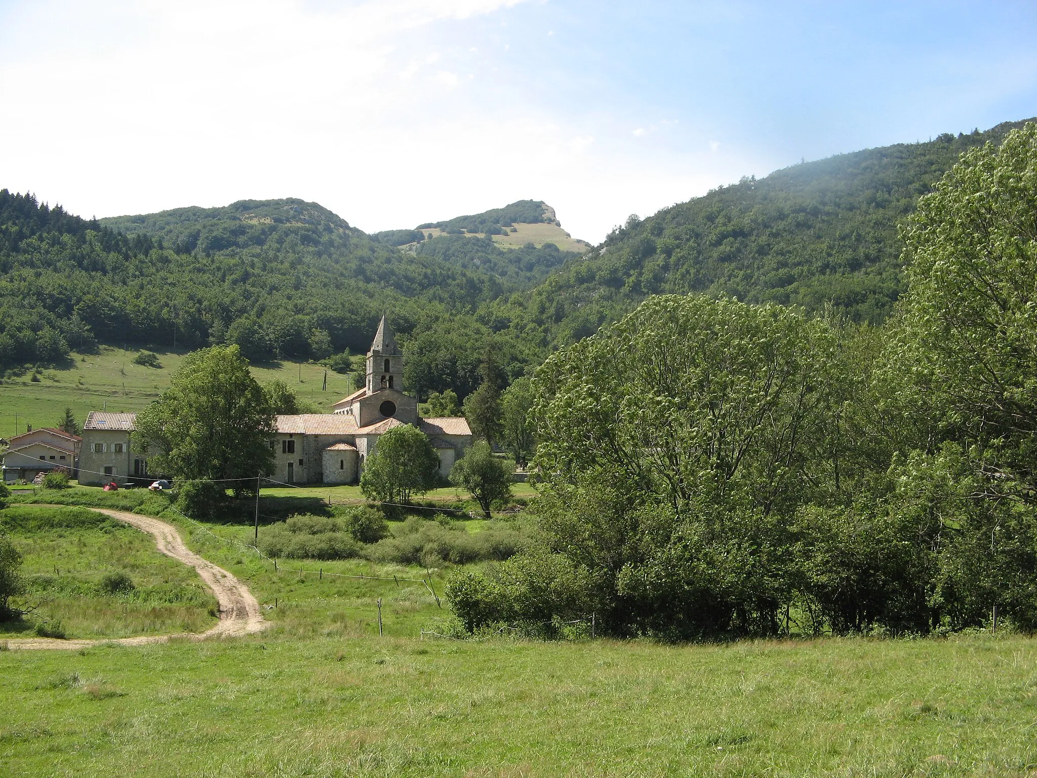 Photo showing: Paysage du Vercors avec l'abbatiale de Léoncel (fondée au XIIème siècle) France, département de la Drôme