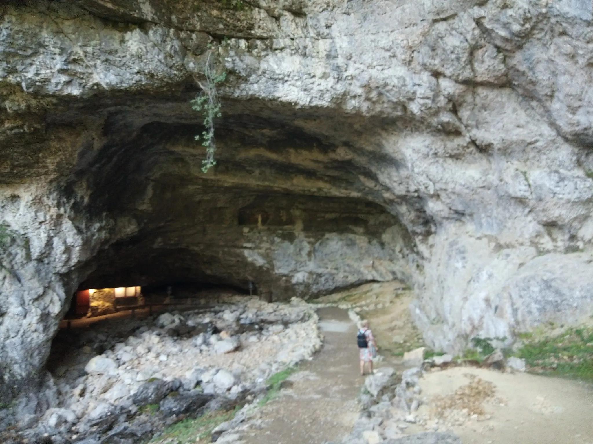Photo showing: Porche d'accès à la grotte de la Luire, dans le Vercors