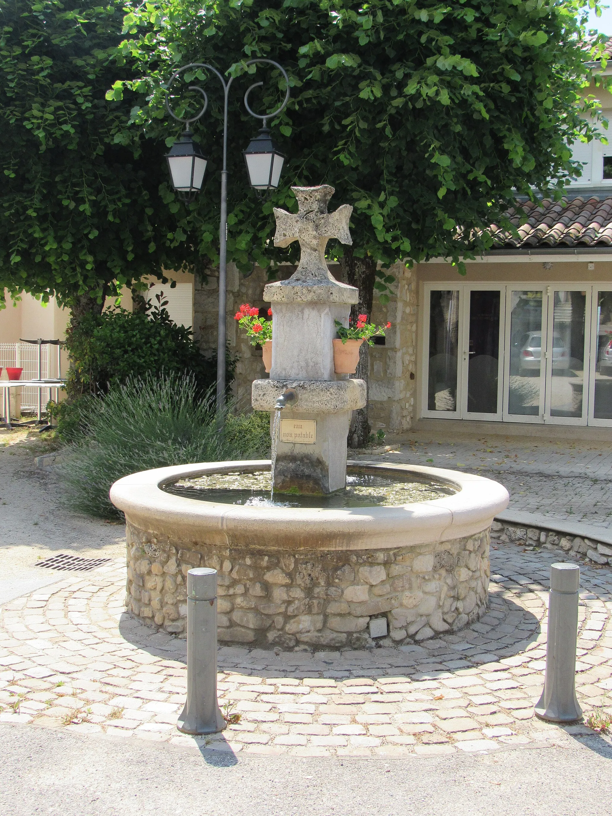 Photo showing: Fontaine ornée de la croix pattée des Templiers