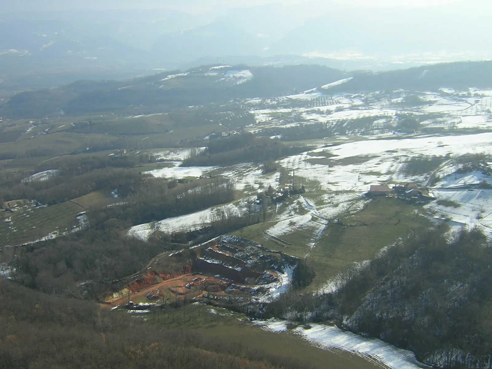 Photo showing: vue aérienne de Rochechinard commune de la Drôme en France, menacée par l'ouverture d'une carrière