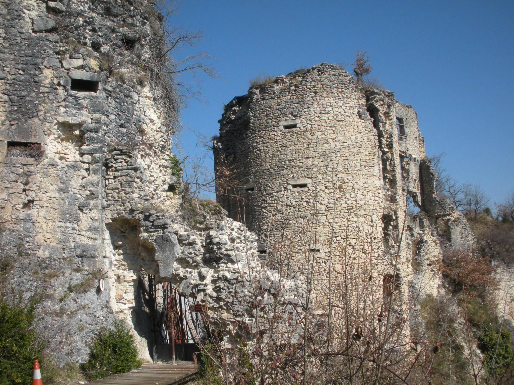 Photo showing: entrée du château de rochechinard