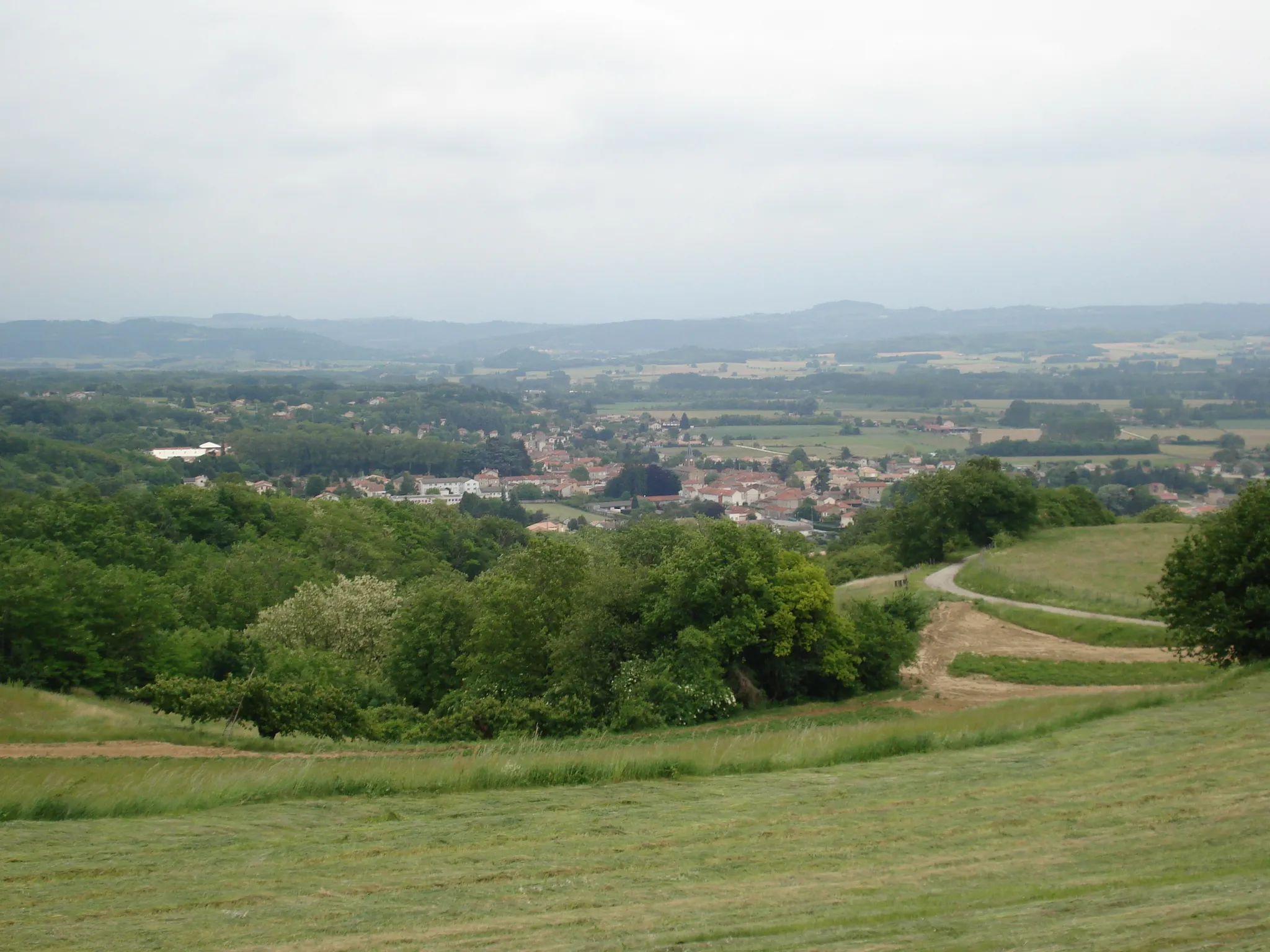 Photo showing: vue du village de Saint-Uze dans la Drôme depuis la chapelle Sainte-Euphémie