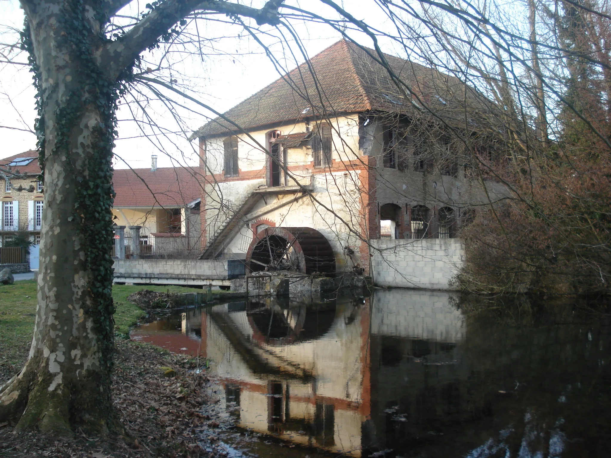 Photo showing: Le Moulin ancient à côte le Château du XVIIe siècle, Manthes (Drôme)