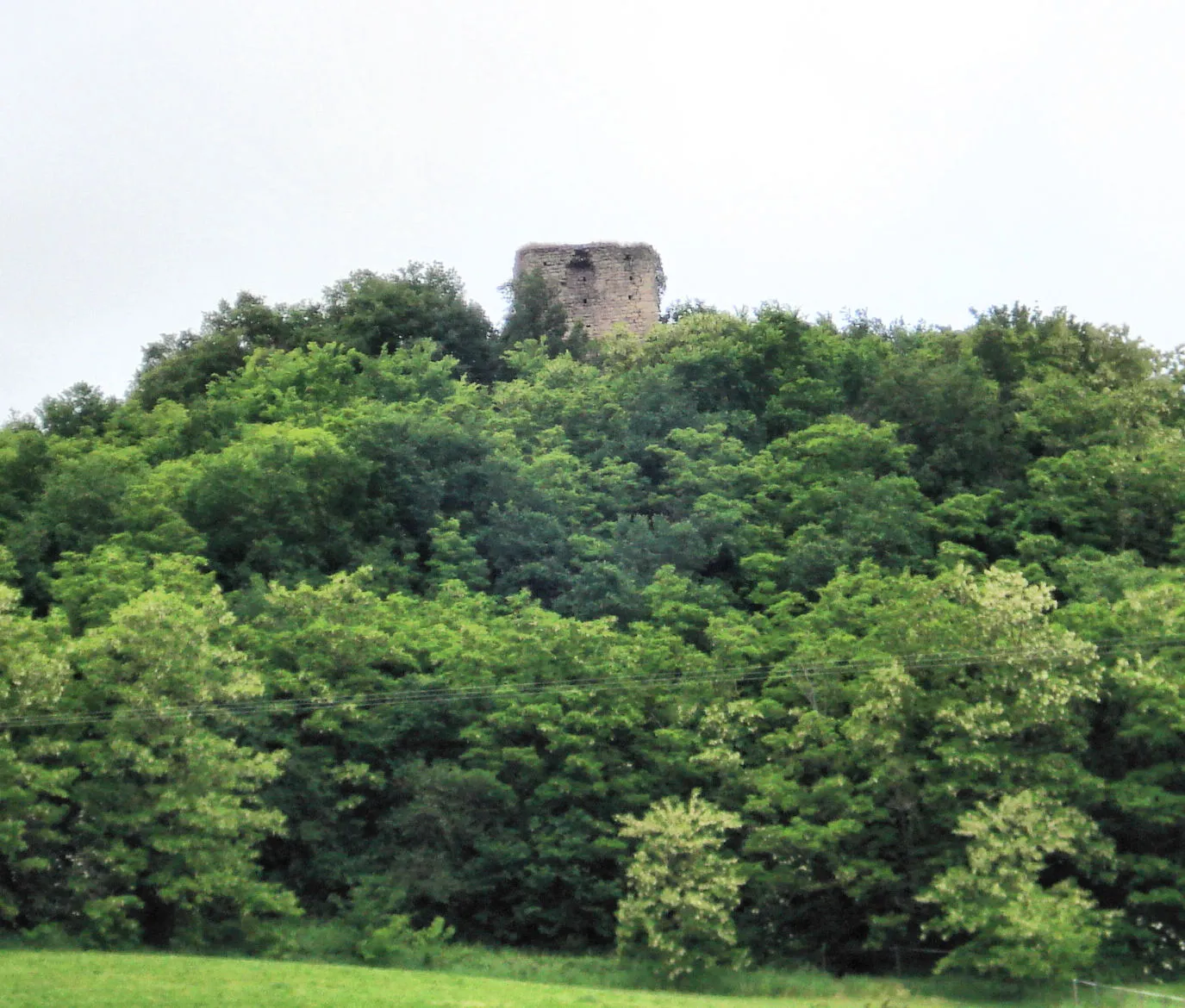 Photo showing: Ruines d'une tour médiévale carrée à Mureils dans la Drôme