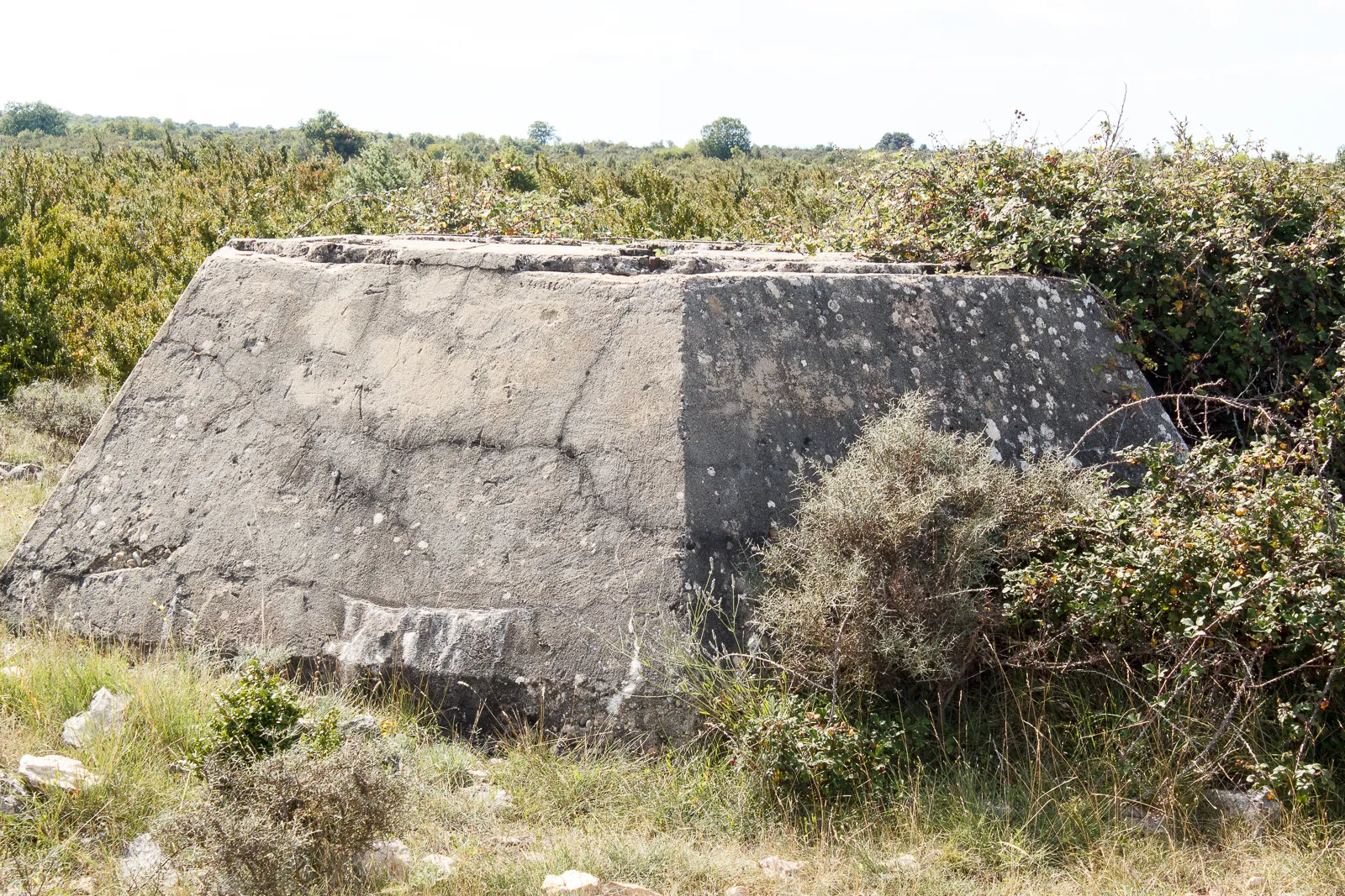 Photo showing: Support en béton de station radar.