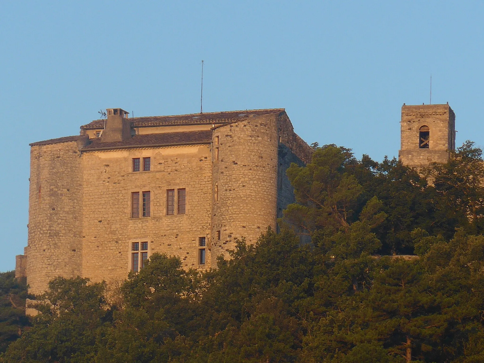 Photo showing: Château de St Thomé en Ardèche (France). Le château de St Thomé est une propriété privée.