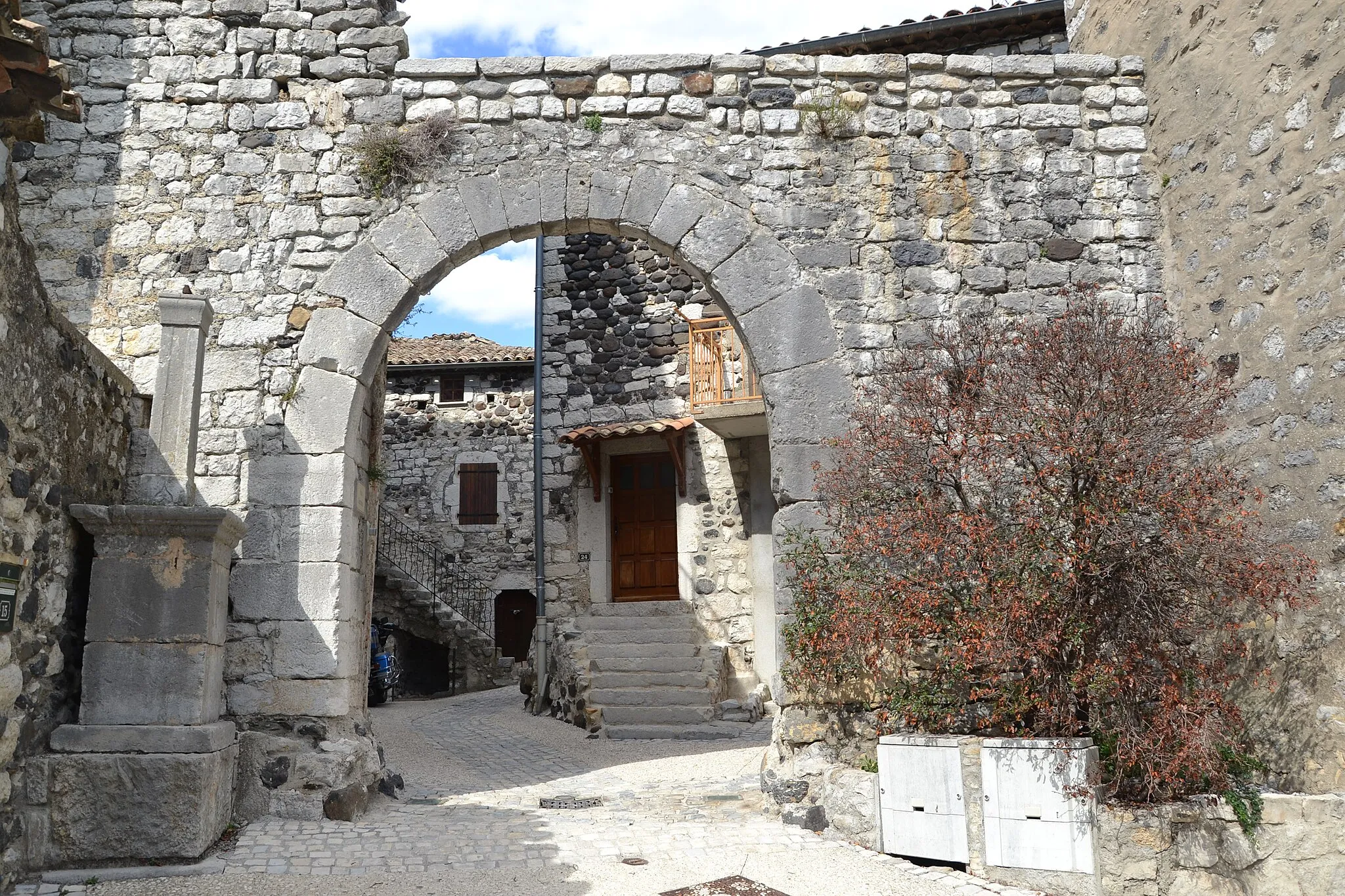 Photo showing: Portail de l'enceinte de la vieille ville de Lavilledieu.
Il comportait une lourde porte en bois et une herse.