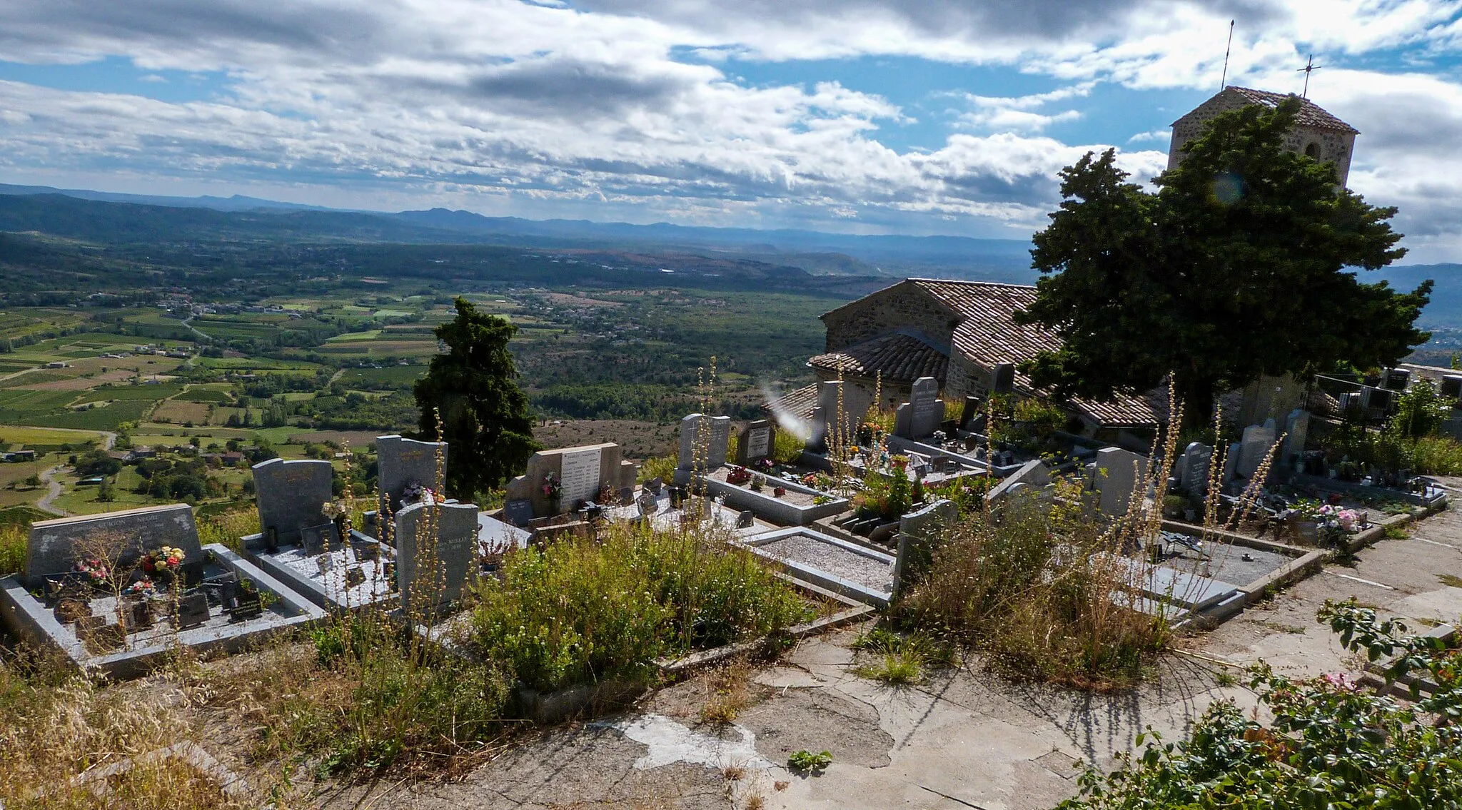 Photo showing: Le cimetière de Saint-Laurent-sous-Coiron (Ardèche) et la vue sur la plaine de Lussas, le 28 aout 2023.