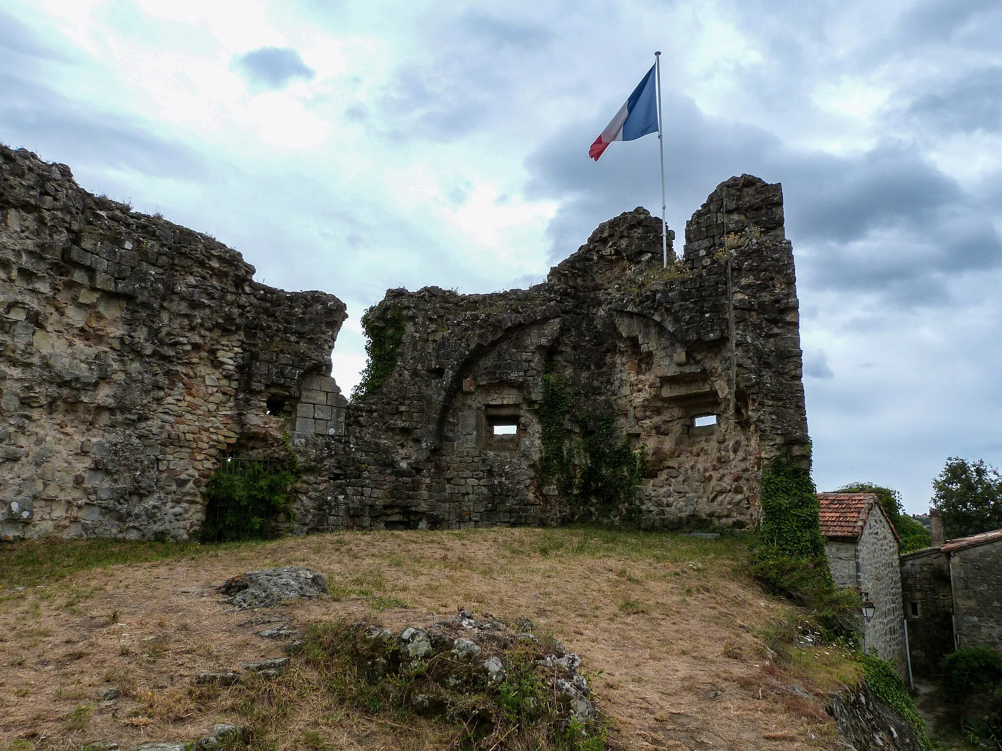 Photo showing: Les ruines du château d'Ucel, le 4 aout 2023.