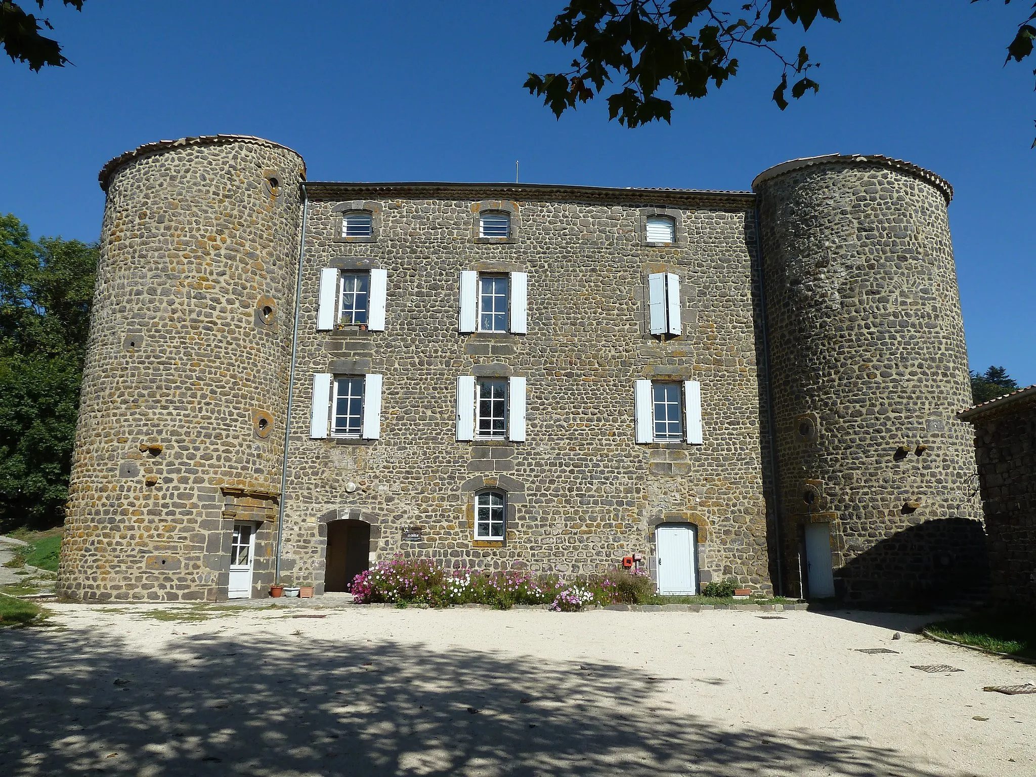 Photo showing: This building is indexed in the base Mérimée, a database of architectural heritage maintained by the French Ministry of Culture, under the reference PA07000004 .