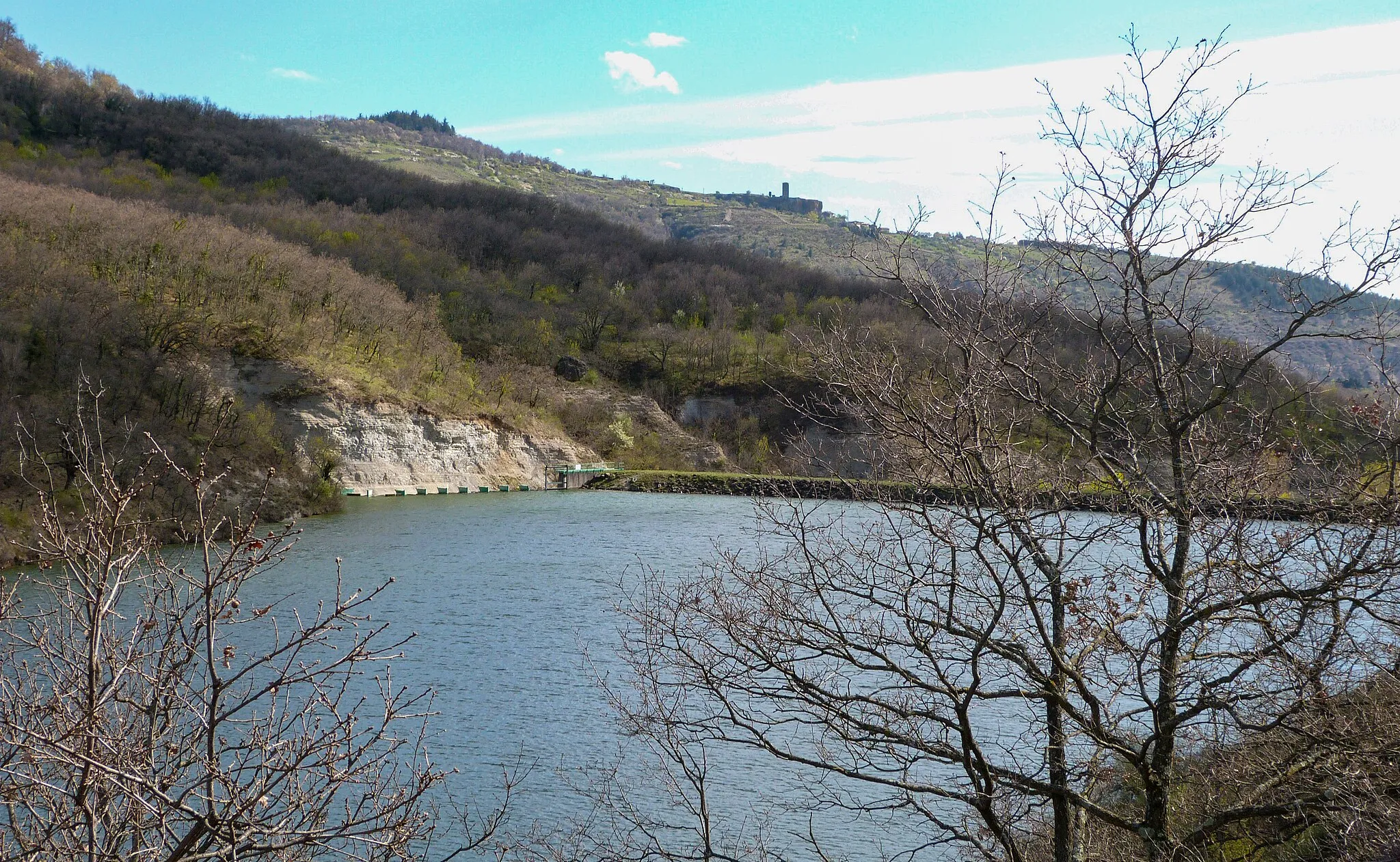 Photo showing: Barrage poids sur la rivière Auzon, entre Darbres et Lussas (Ardèche), le 7 avril 2023.