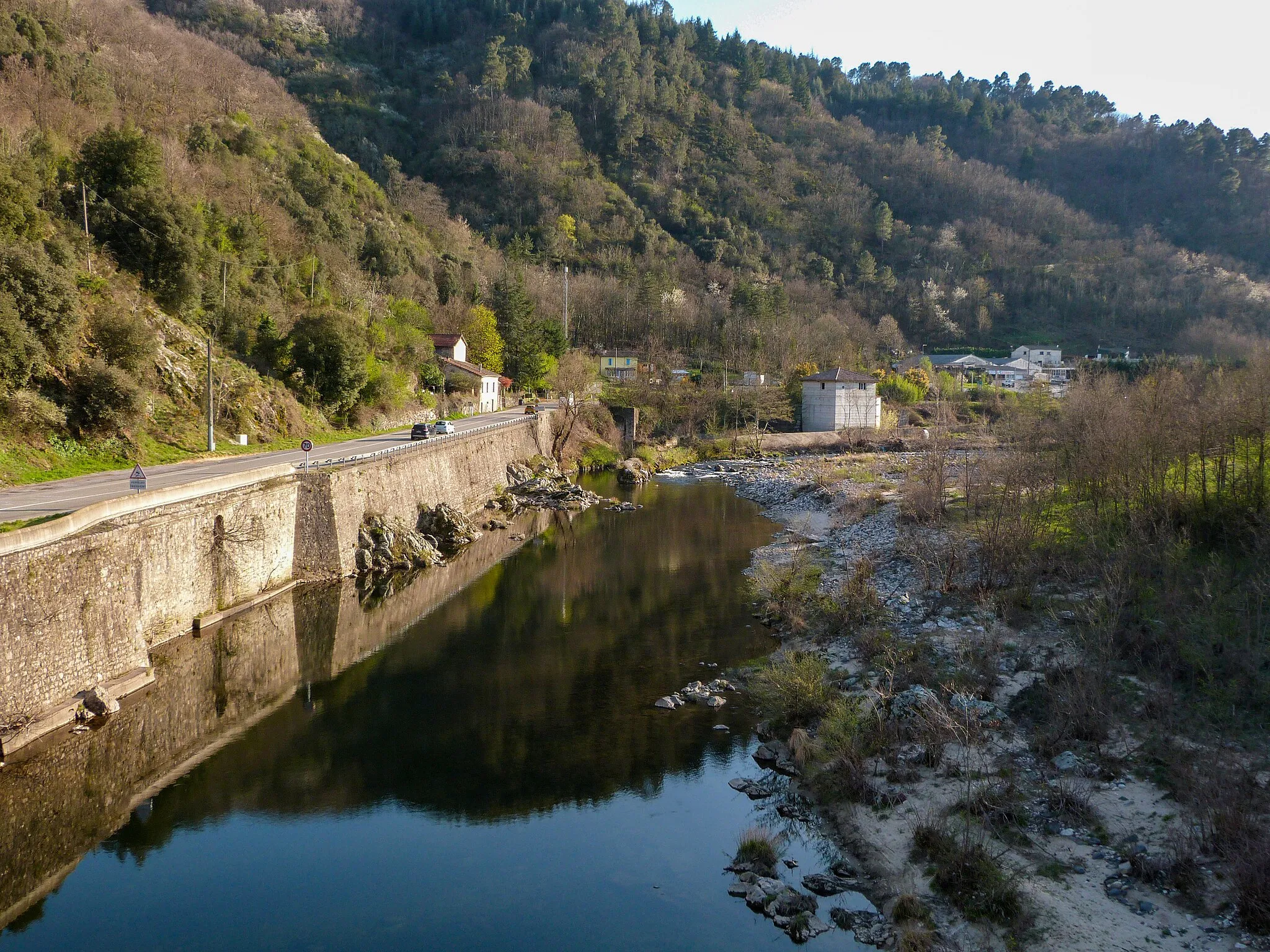 Photo showing: L'Ardèche à Labégude (Ardèche), vue depuis l'ancienne ligne de chemin de fer Vogüé à Lalevade-d'Ardèche, le 30 mars 2023.