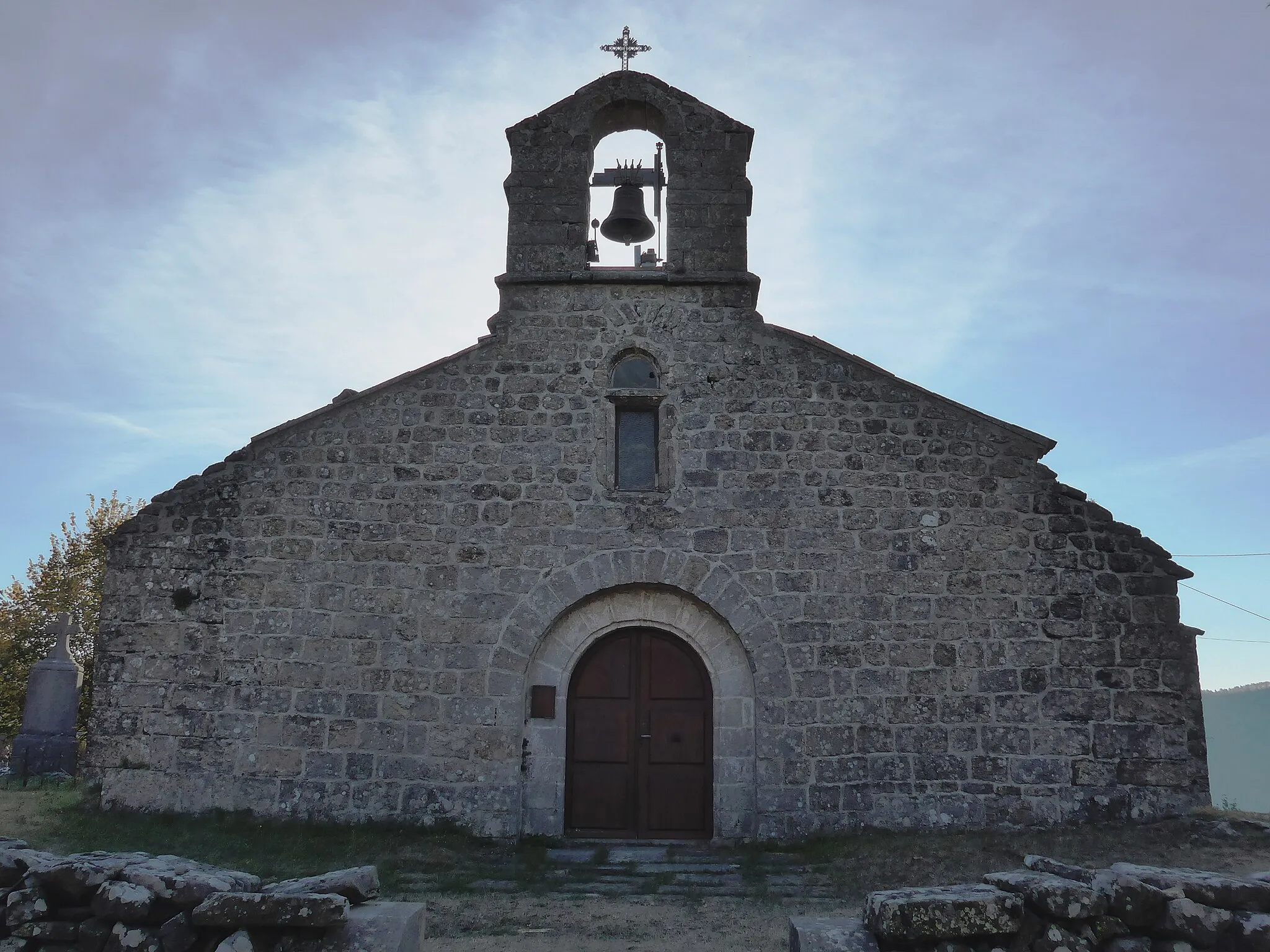 Photo showing: Église Saint-Julien de Pourchères. Du 12° siècle, rénovée au 17° et 18°. Une charmante petite église où subsiste le sens de l'hospitalité et de la fête.