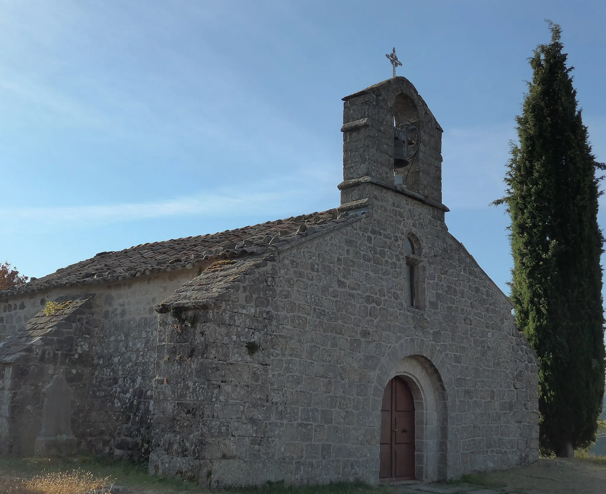 Photo showing: Église Saint-Julien de Pourchères. Du 12° siècle, rénovée au 17° et 18°. Une charmante petite église où subsiste le sens de l'hospitalité et de la fête.