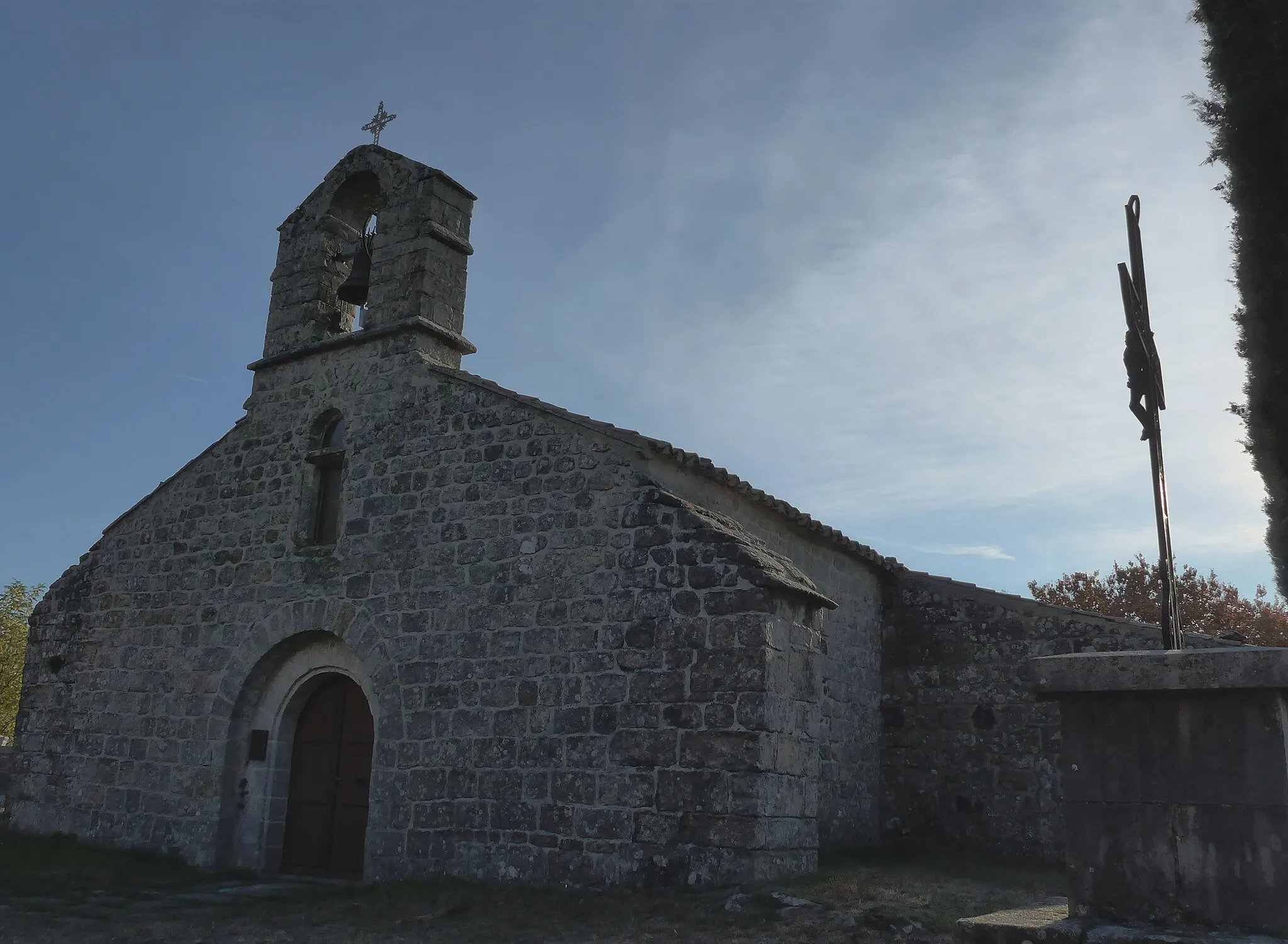 Photo showing: Église Saint-Julien de Pourchères. Du 12° siècle, rénovée au 17° et 18°. Une charmante petite église où subsiste le sens de l'hospitalité et de la fête.