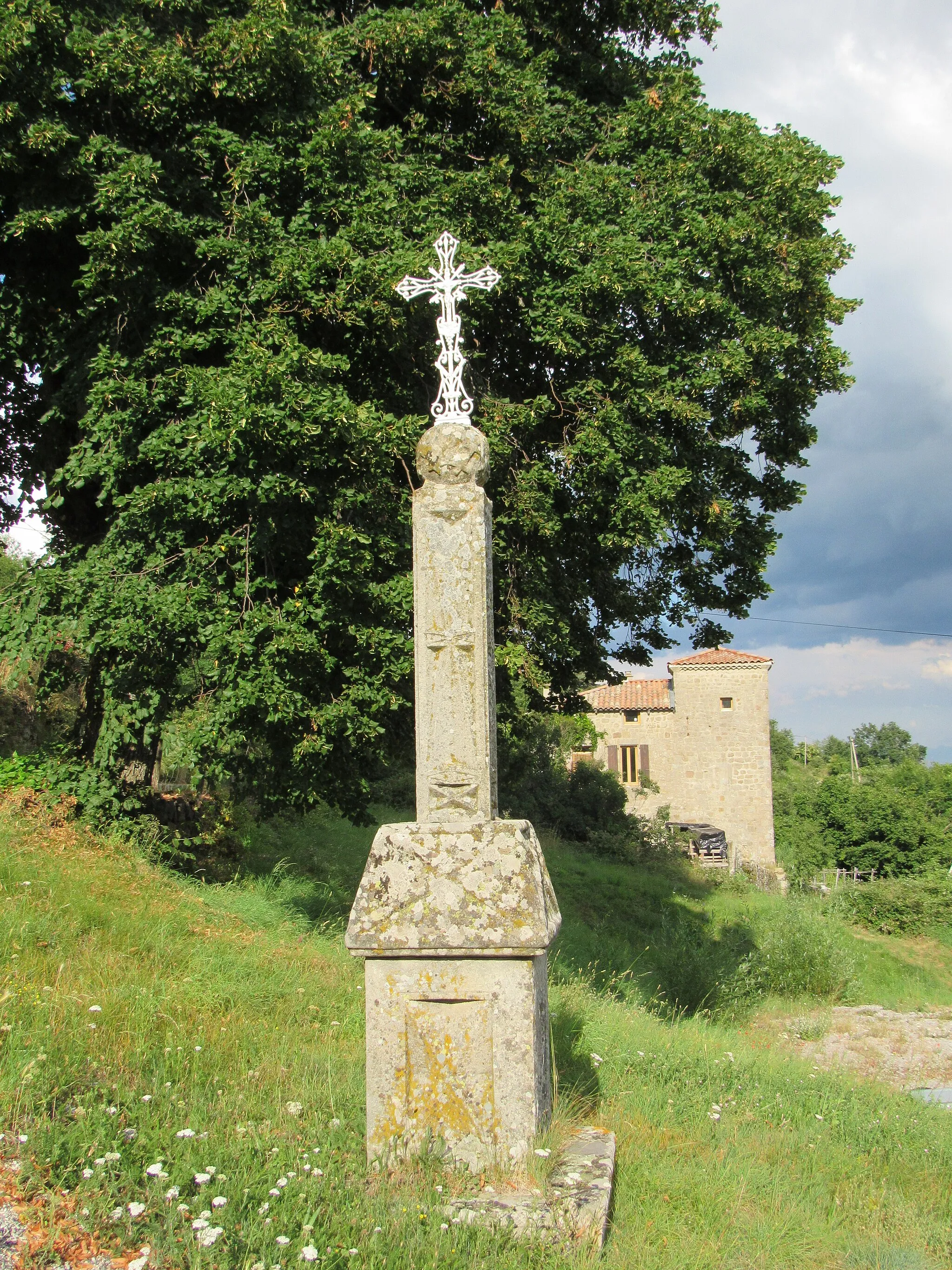 Photo showing: Croix en fonte sur un socle et un fût de pierre sculptés