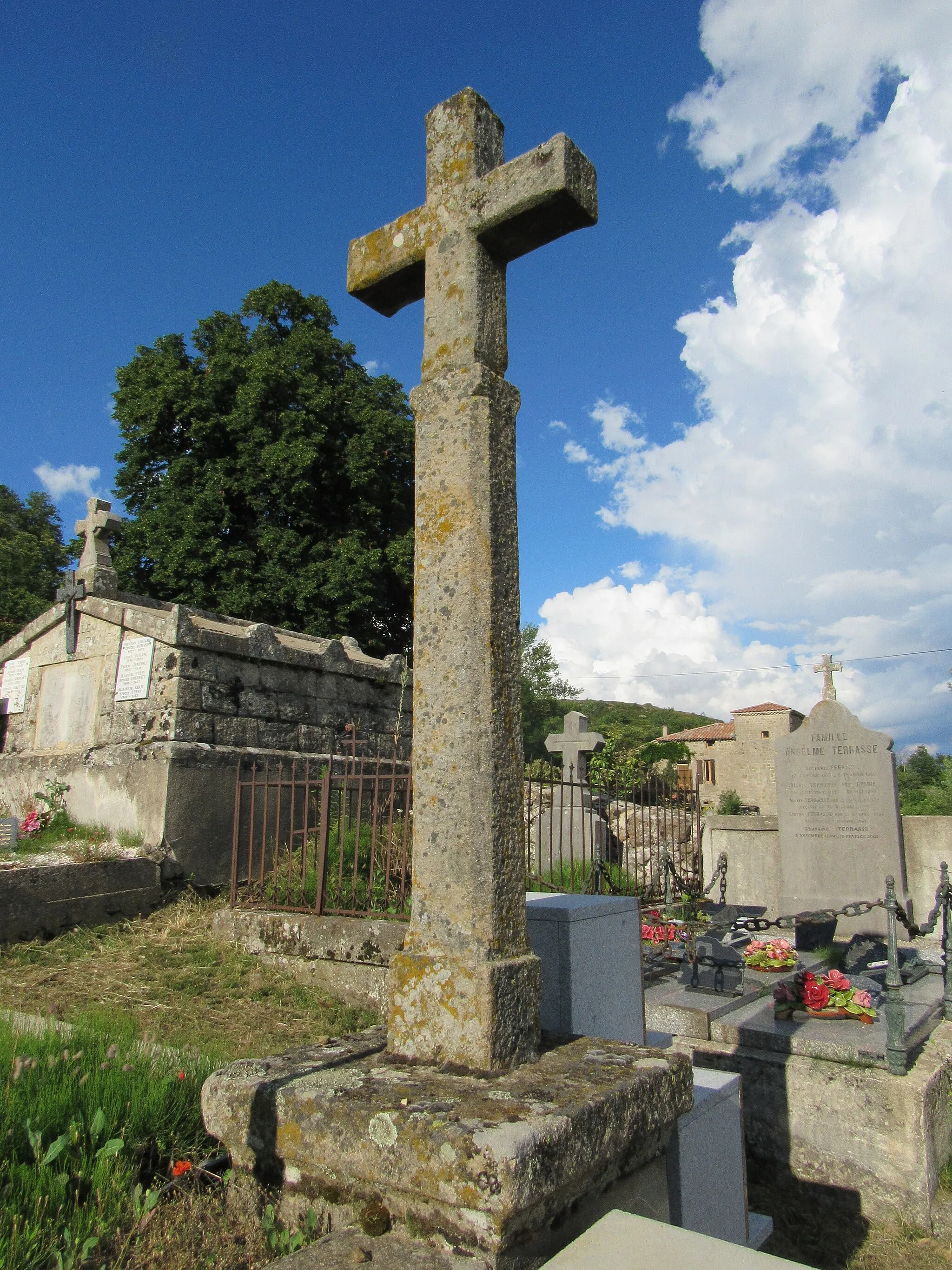 Photo showing: croix en pierre