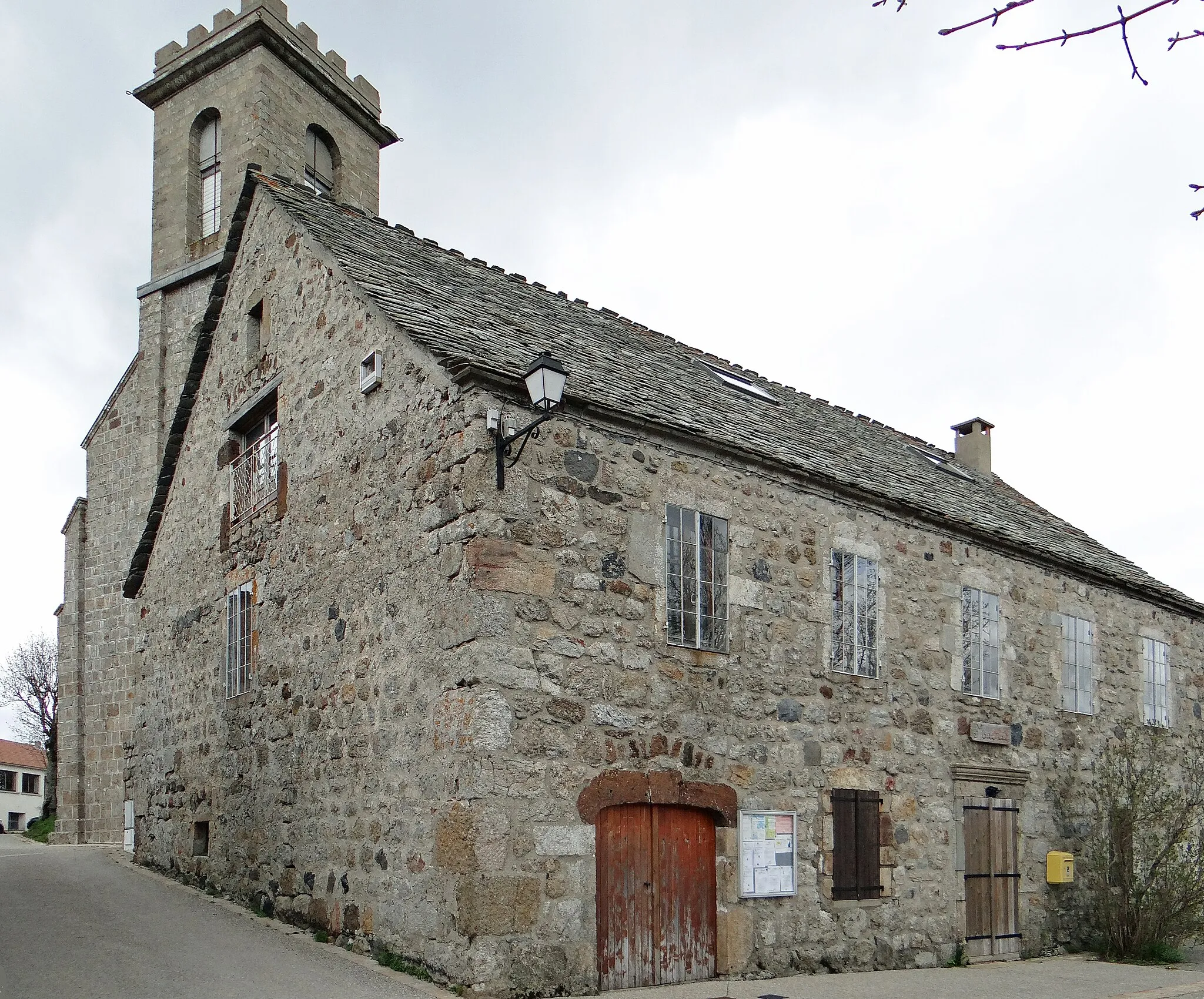 Photo showing: Sagnes-et-Goudoulet - Mairie et clocher de l'église