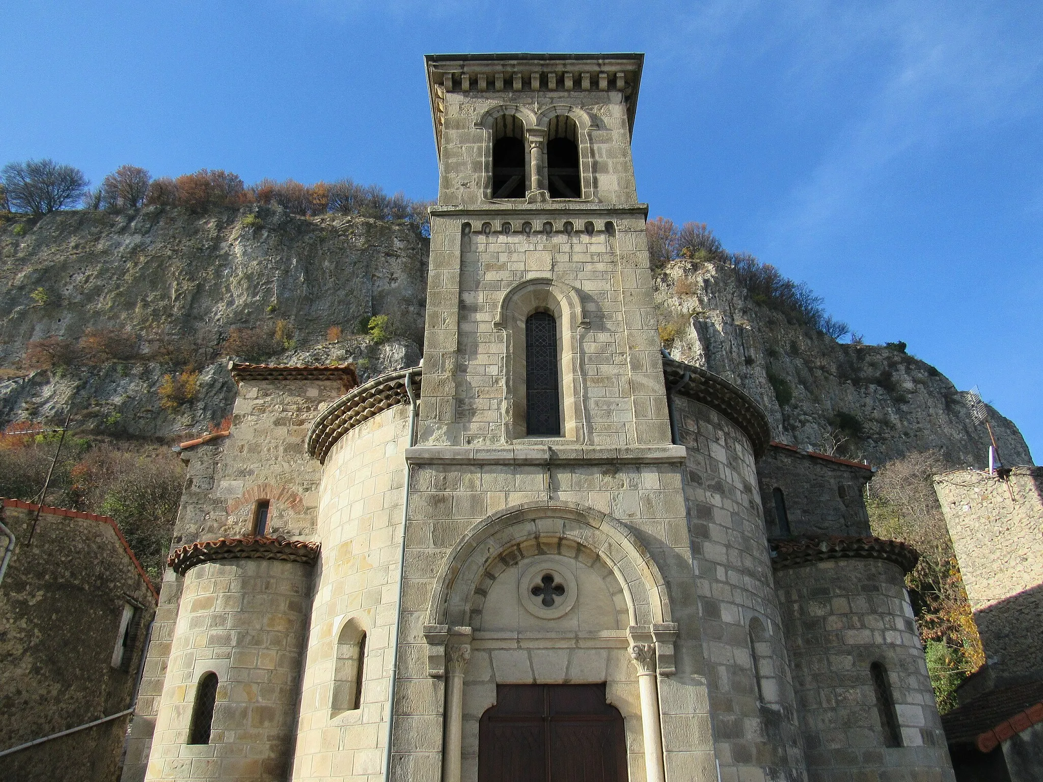Photo showing: le clocher porche, construit sur l'ancienne abside.