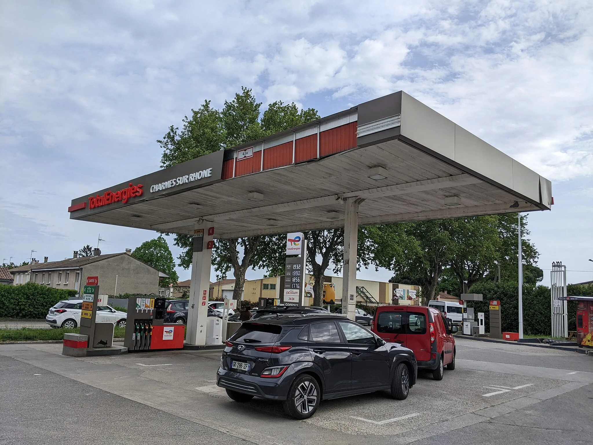 Photo showing: Station essence TotalEnergies de Charmes-sur-Rhône, en Ardèche.