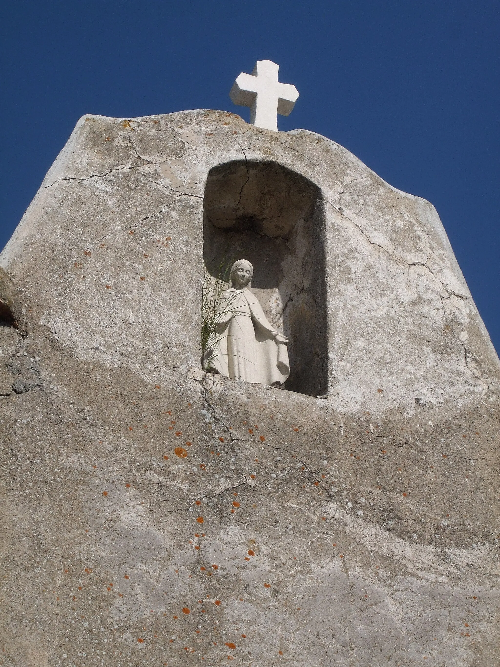 Photo showing: Statue de la Vierge Marie dans une niche sur la façade