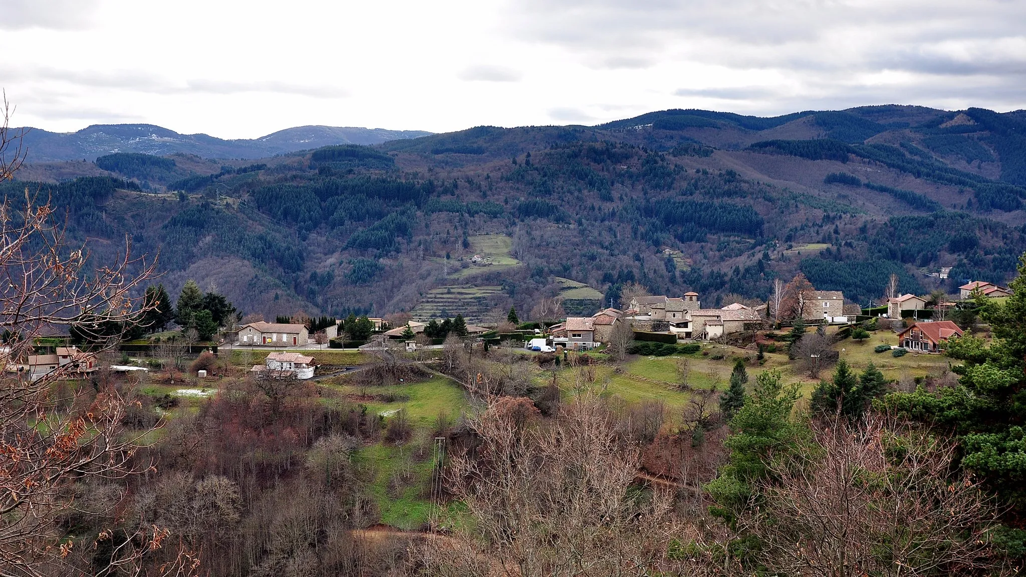 Photo showing: Saint-Cierge-sous-le-Cheylard depuis la route de Saint-Jean-Roure.