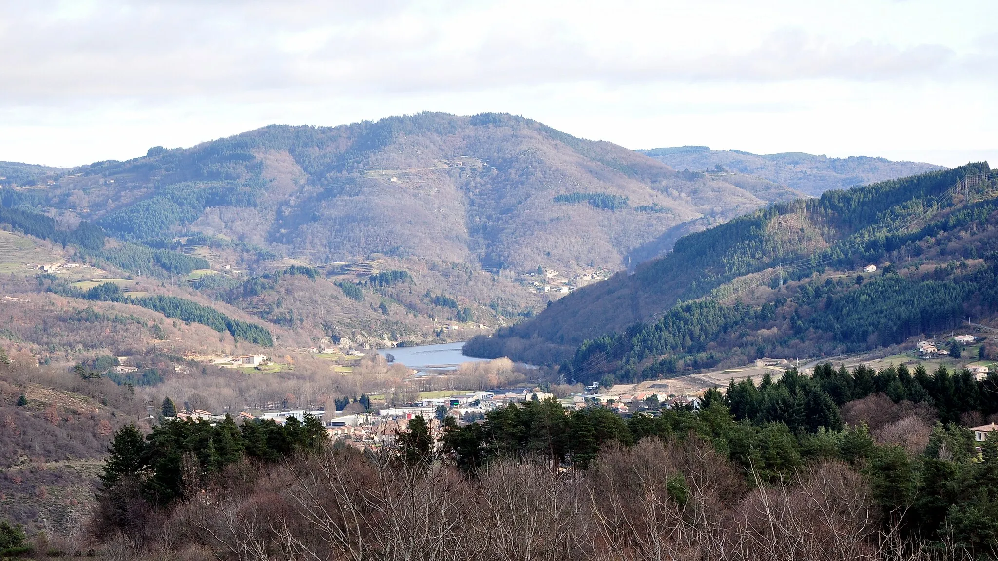 Photo showing: Le Cheylard depuis l'église Saint-Bonnet/Saint-Pierre à Jaunac.