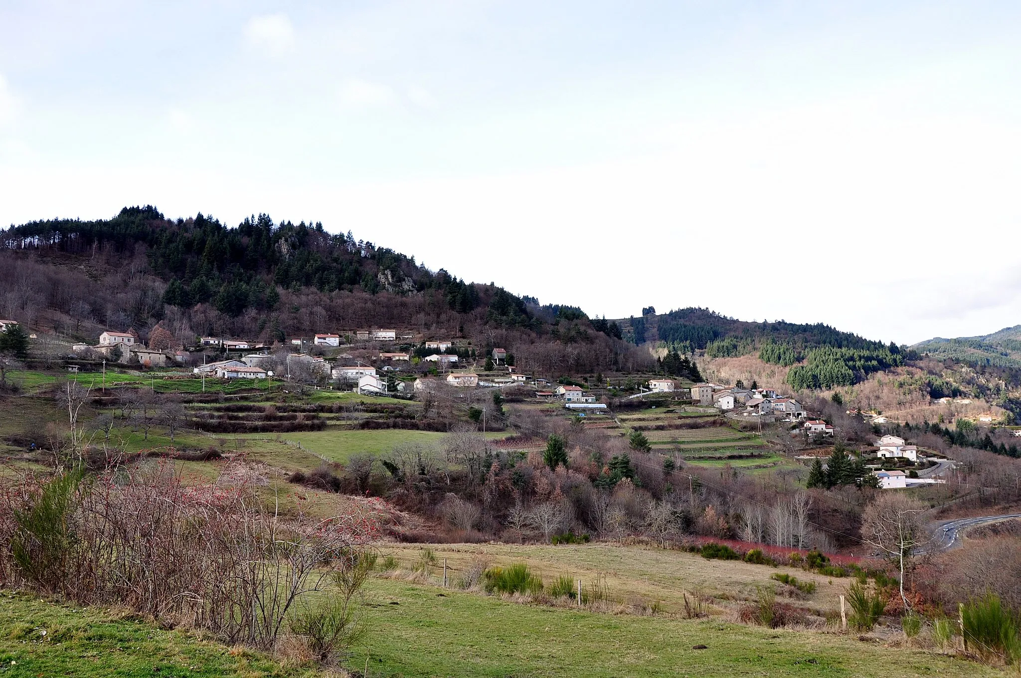 Photo showing: Village de Jaunac depuis la route départementale 282A.
