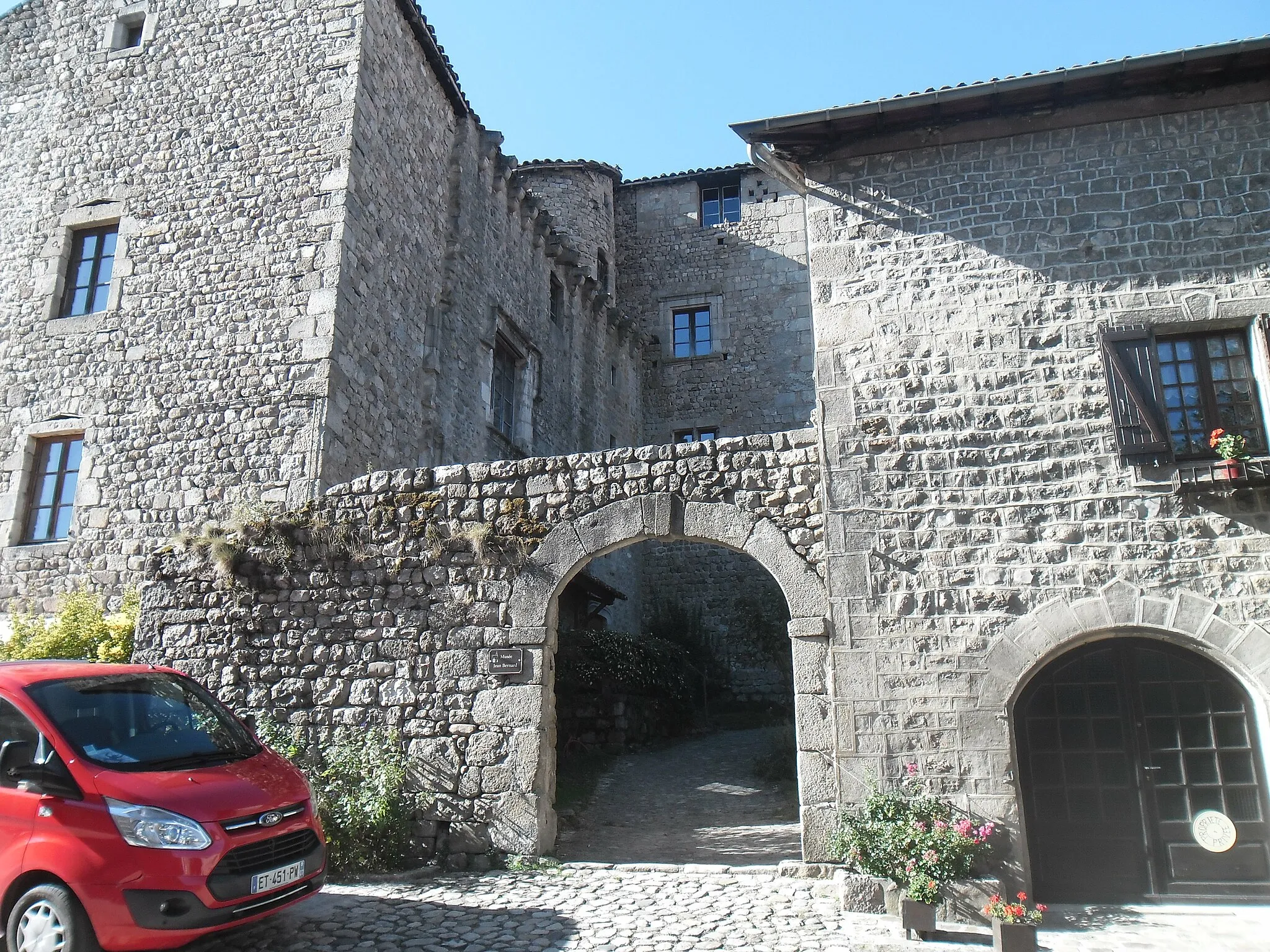 Photo showing: Portail du château de Désaignes, et entrée du musée Jean Bernard, en Ardèche.