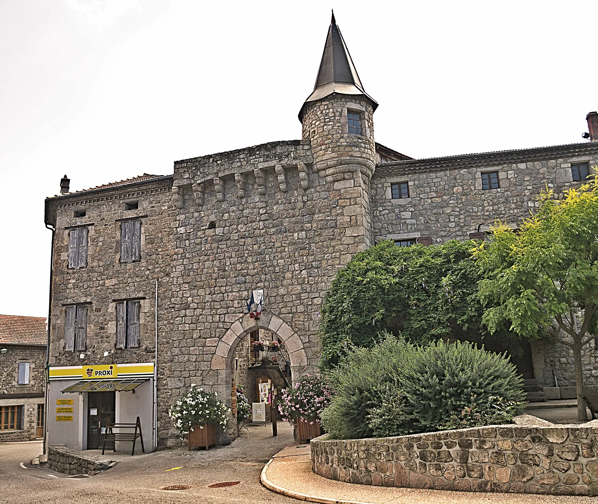 Photo showing: Porte du Bourg de l'homme