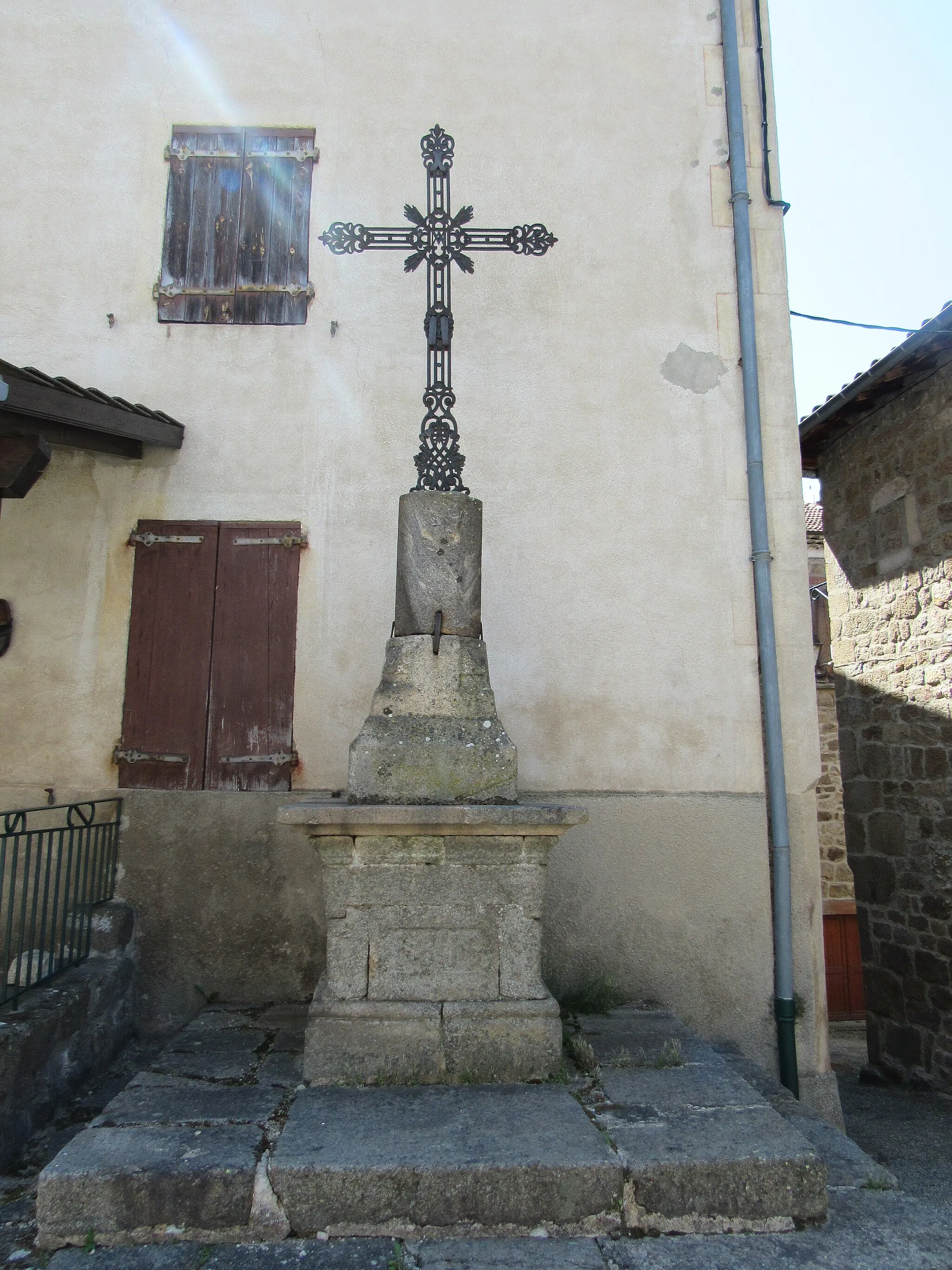 Photo showing: Croix en fonte sur fût de pierre