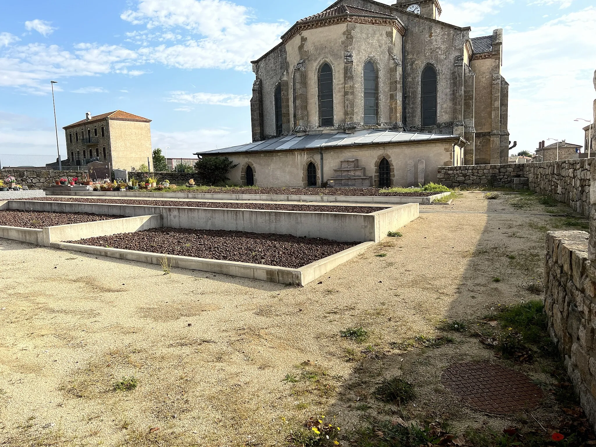 Photo showing: Cimetière nouveau de Colombier-le-Vieux.