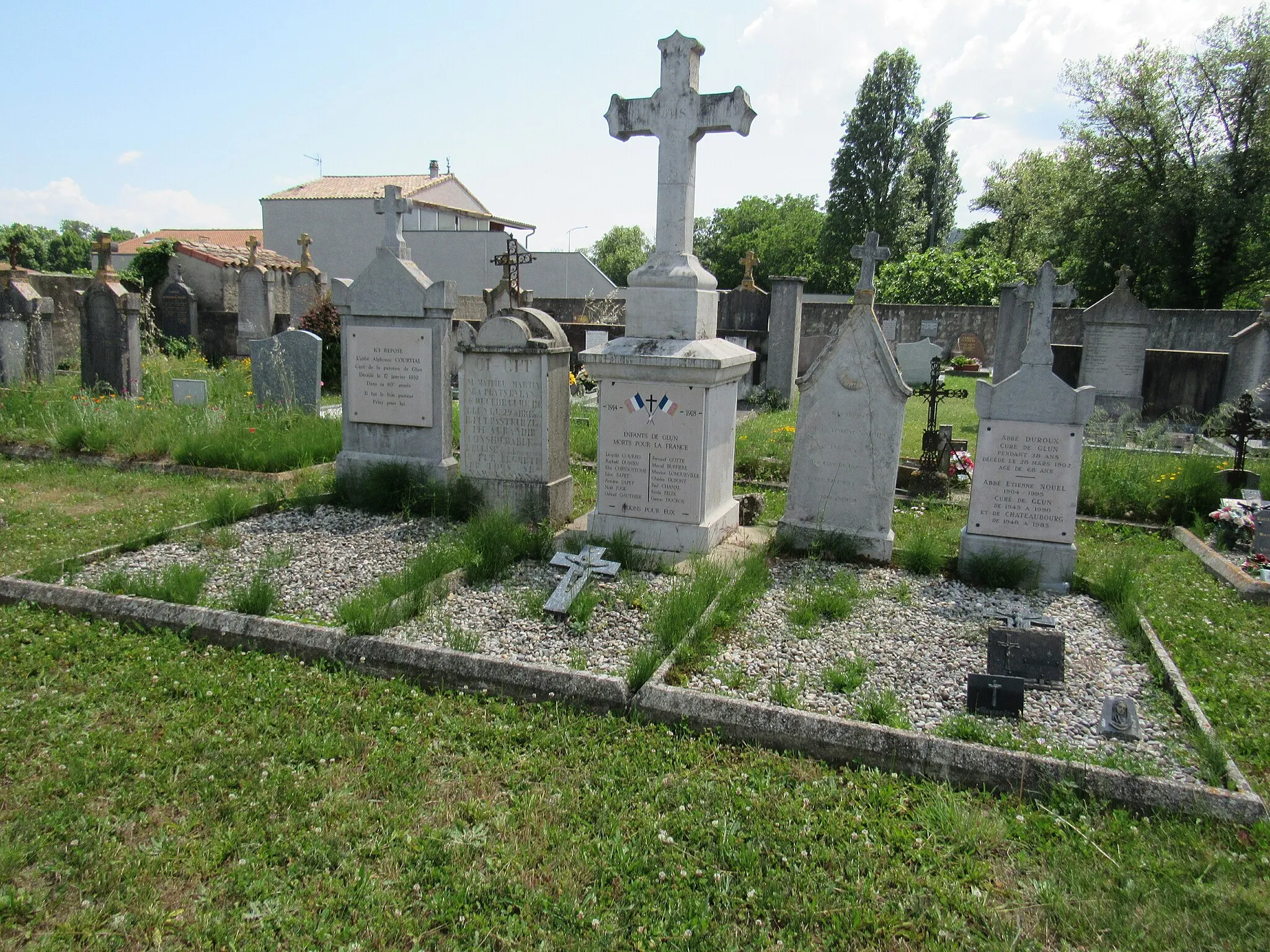 Photo showing: Monument aux morts et tombes des prêtres