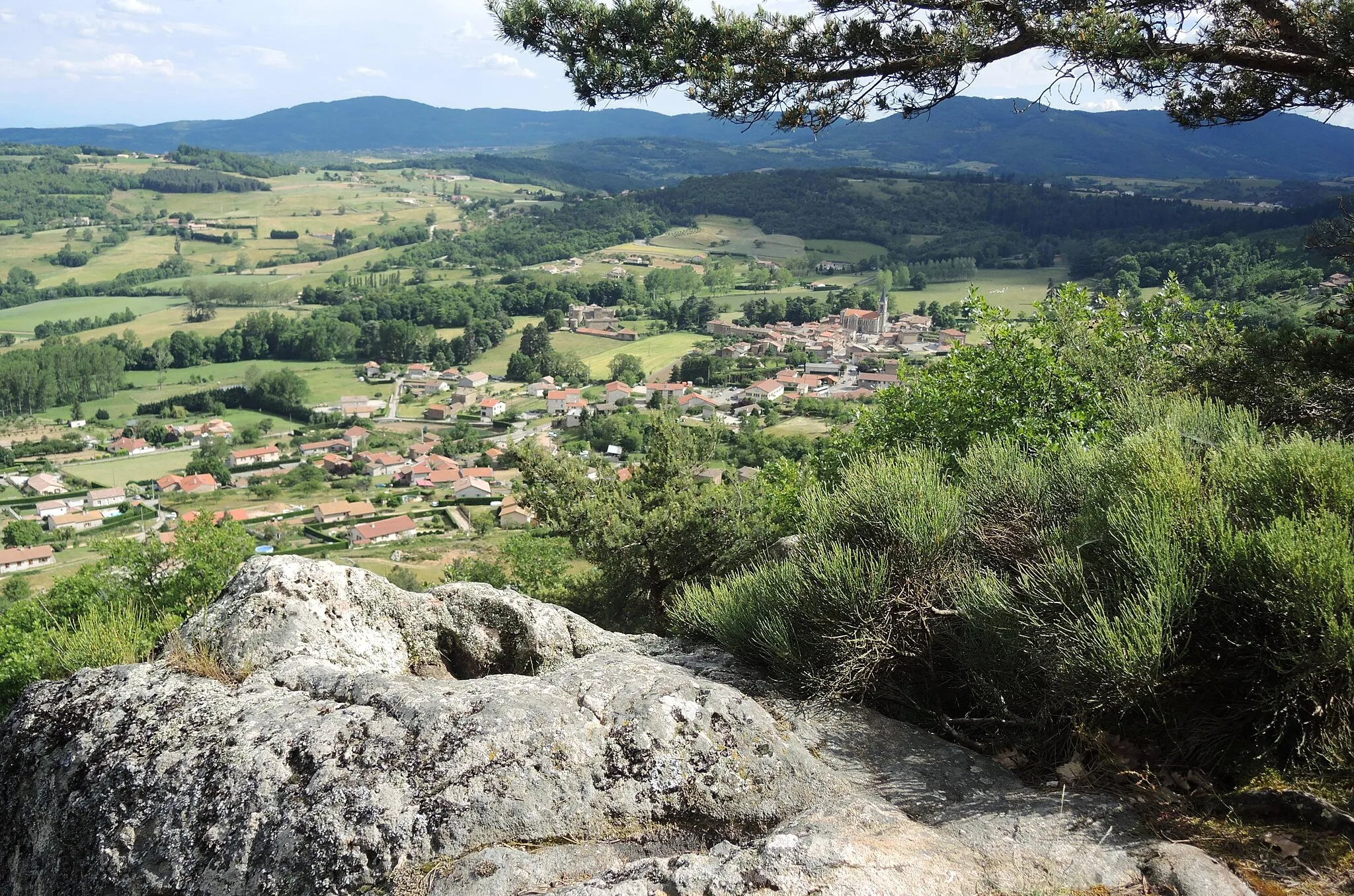 Photo showing: Saint-Alban d'Ay Peyreboeuf 2 cupules et village