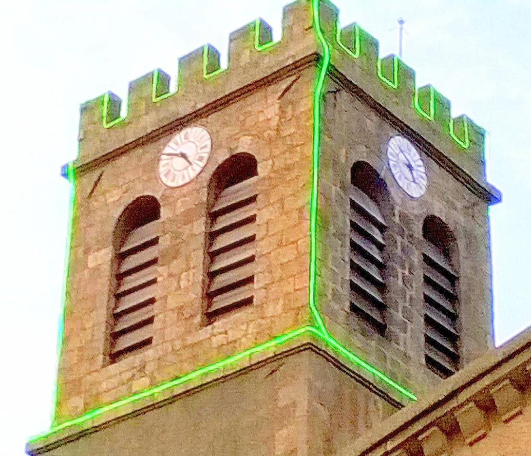 Photo showing: Le clocher crénelé de 07410 Saint-Victor, décoré pour les fêtes de fin d'année.