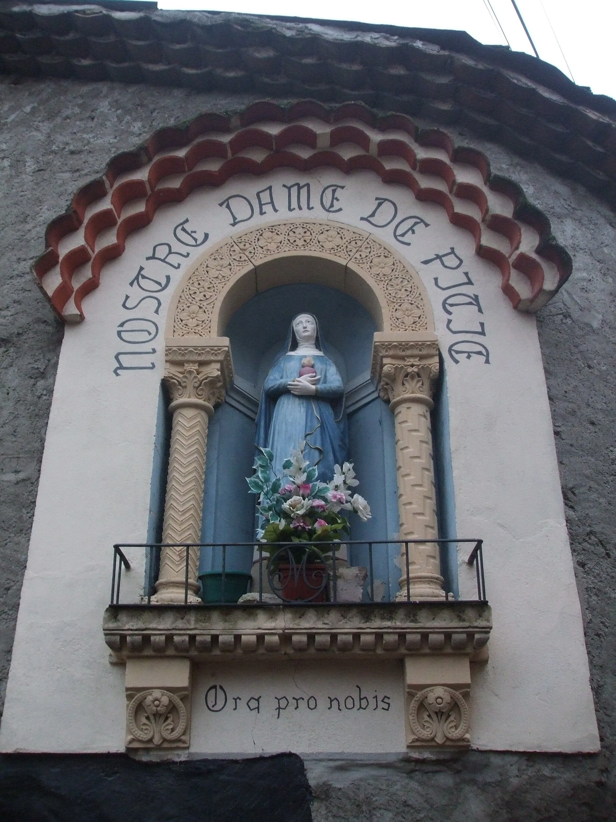 Photo showing: statue de la Vierge dans une niche à Vion